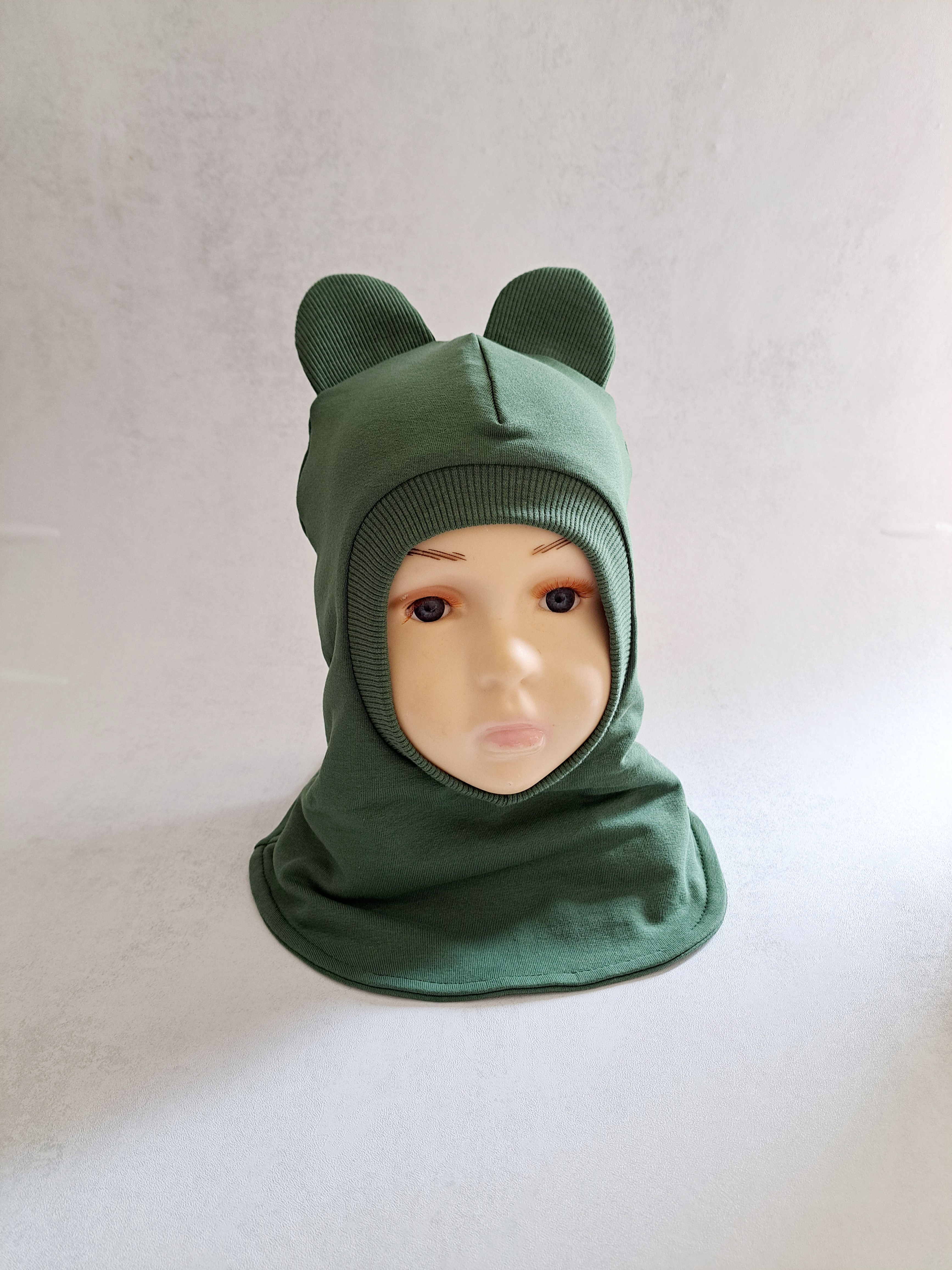 Miško žalias šalmukas su ausytėmis