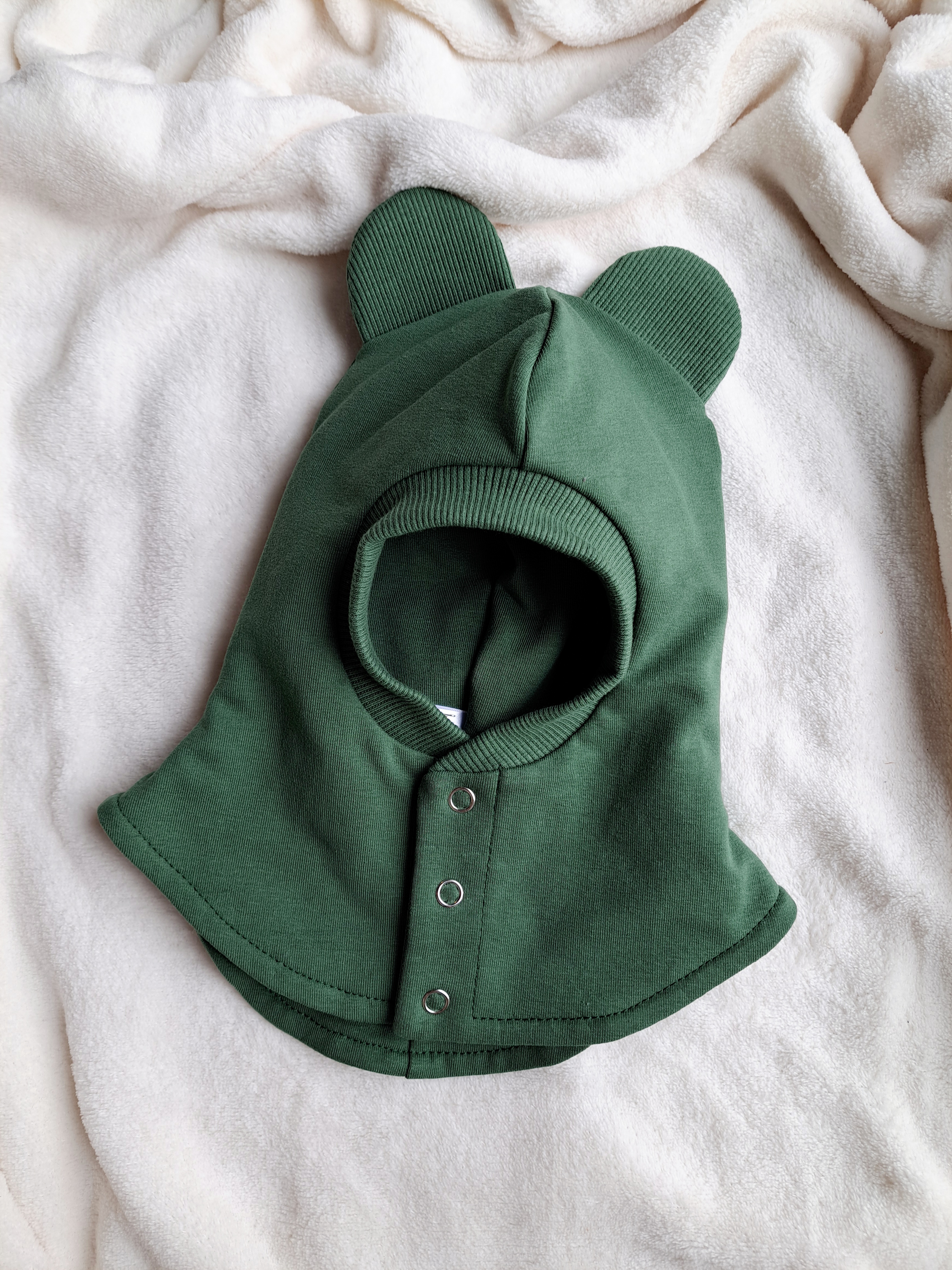 Miško žalias šalmukas su ausytėmis