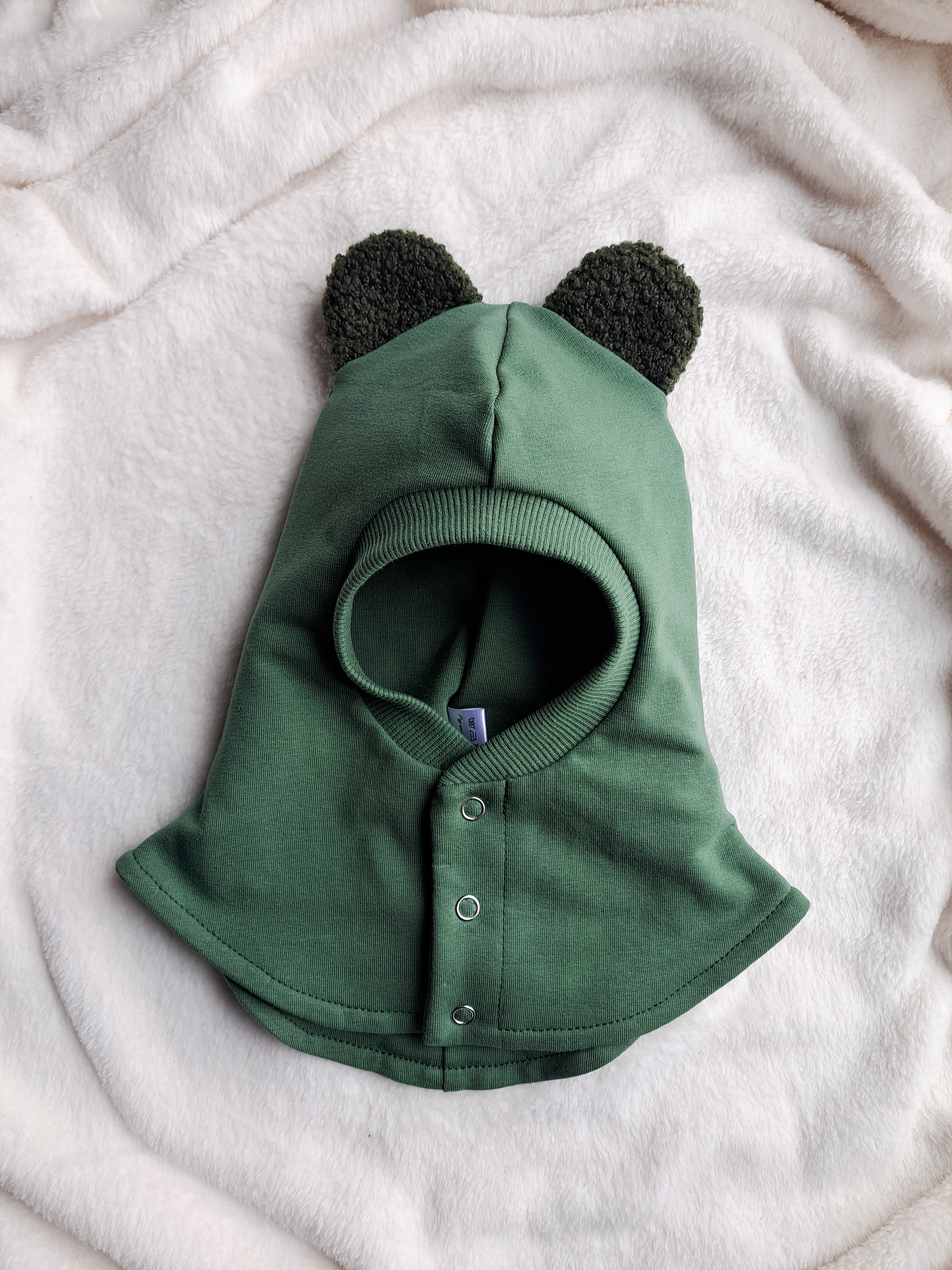 Miško žalias šalmukas su teddy ausytėmis