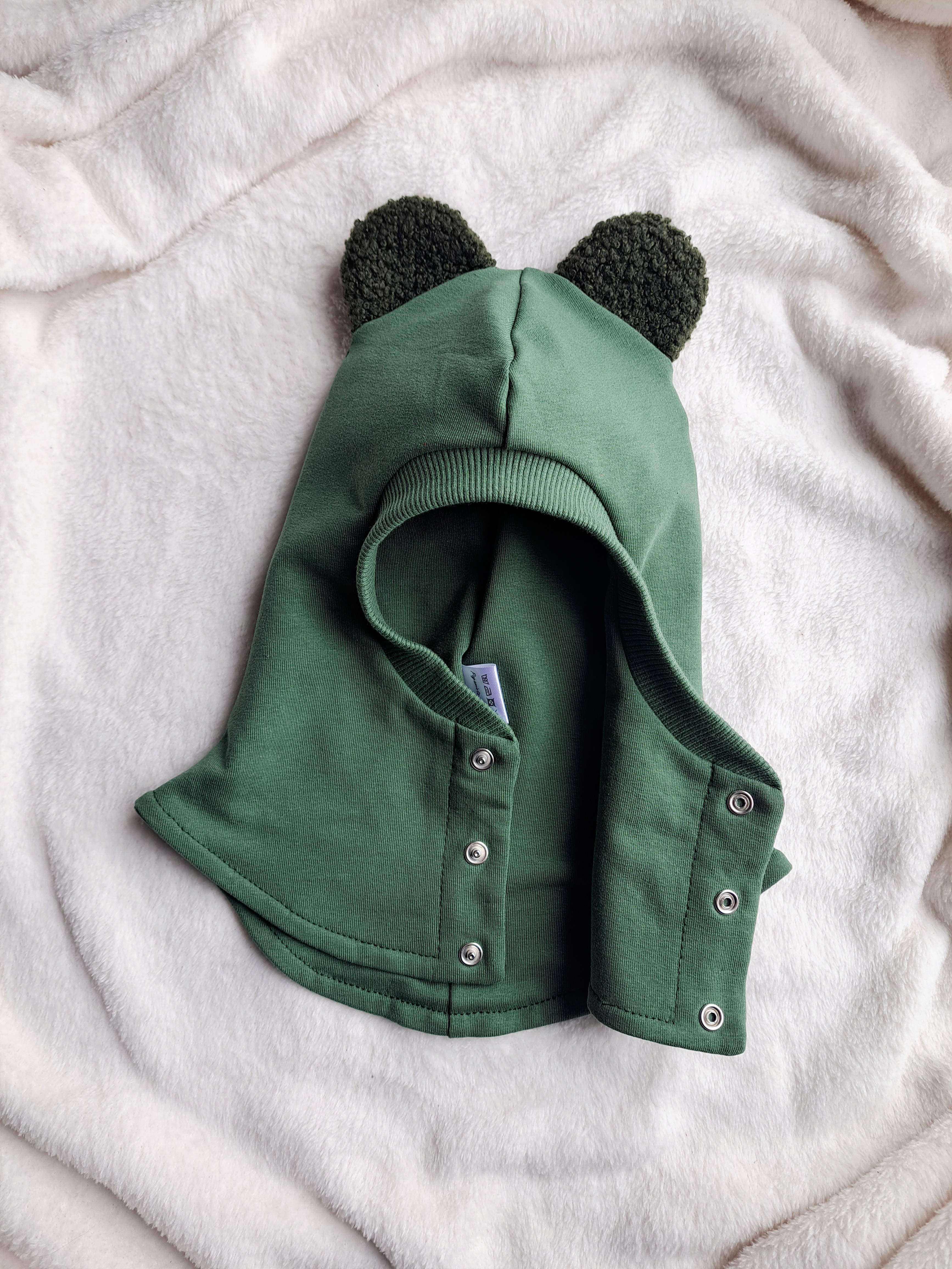 Miško žalias šalmukas su teddy ausytėmis