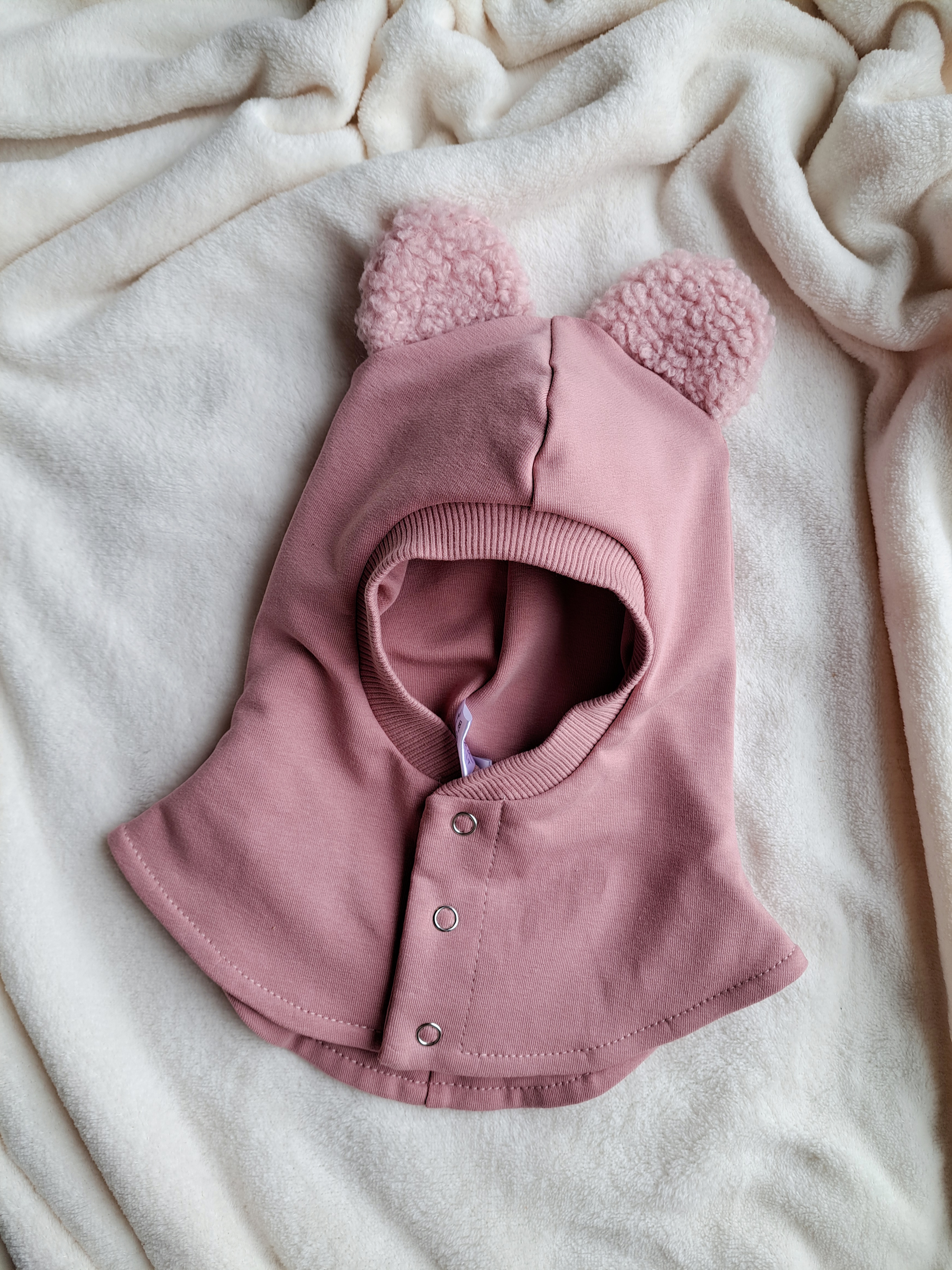 Pelenų rožės šalmukas su teddy ausytėmis