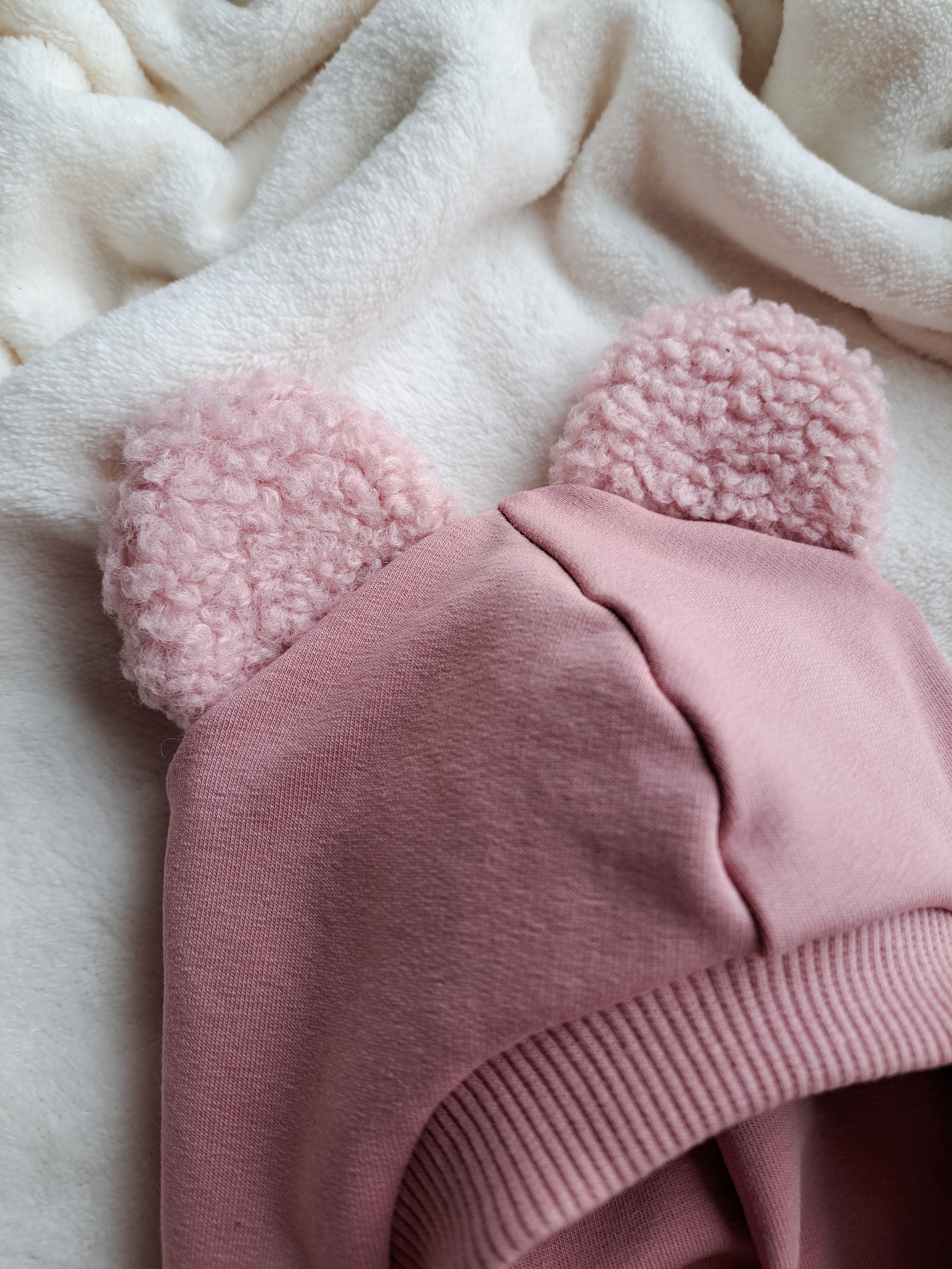 Pelenų rožės šalmukas su teddy ausytėmis