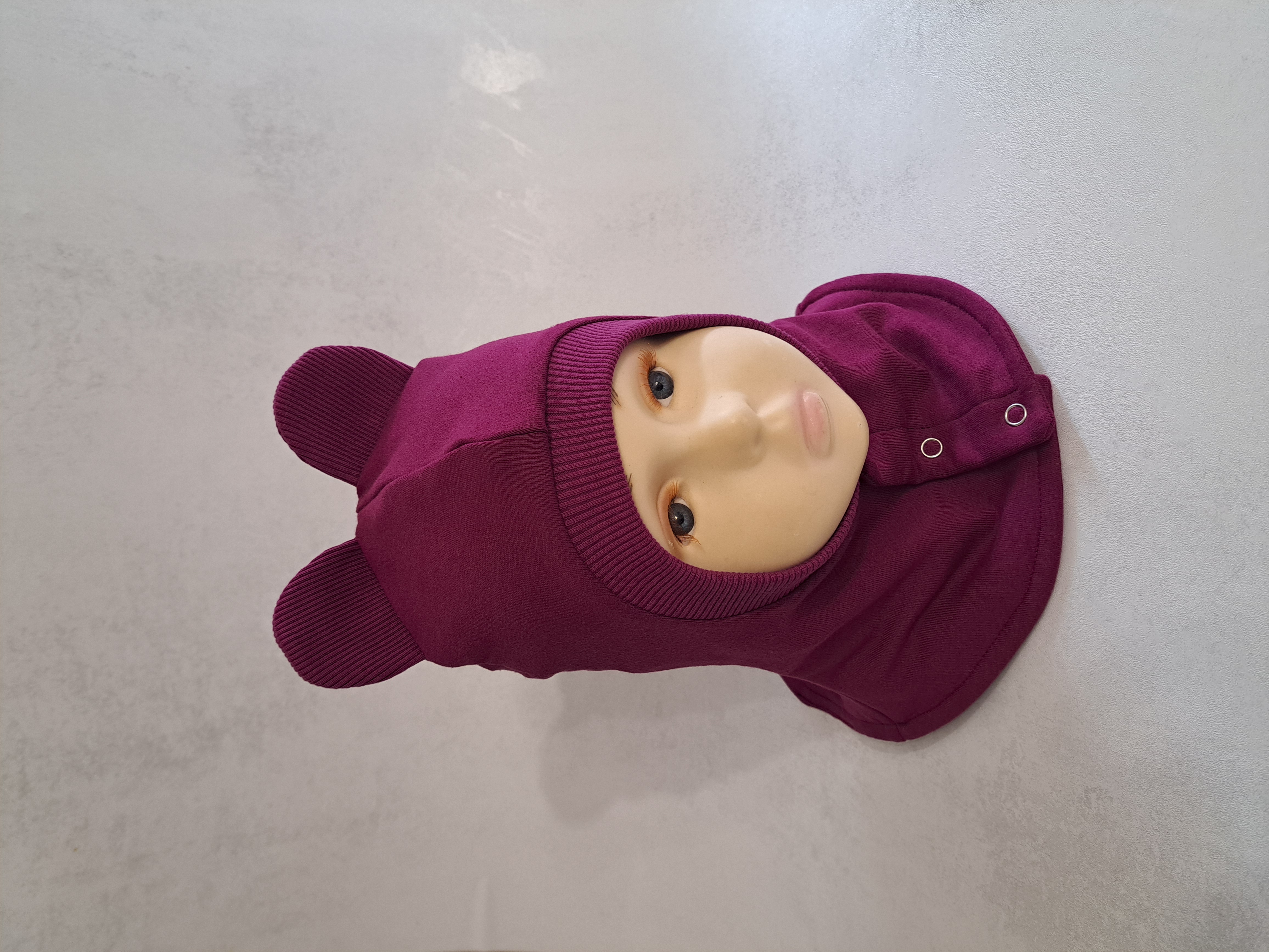 Purpurinis šalmukas su ausytėmis