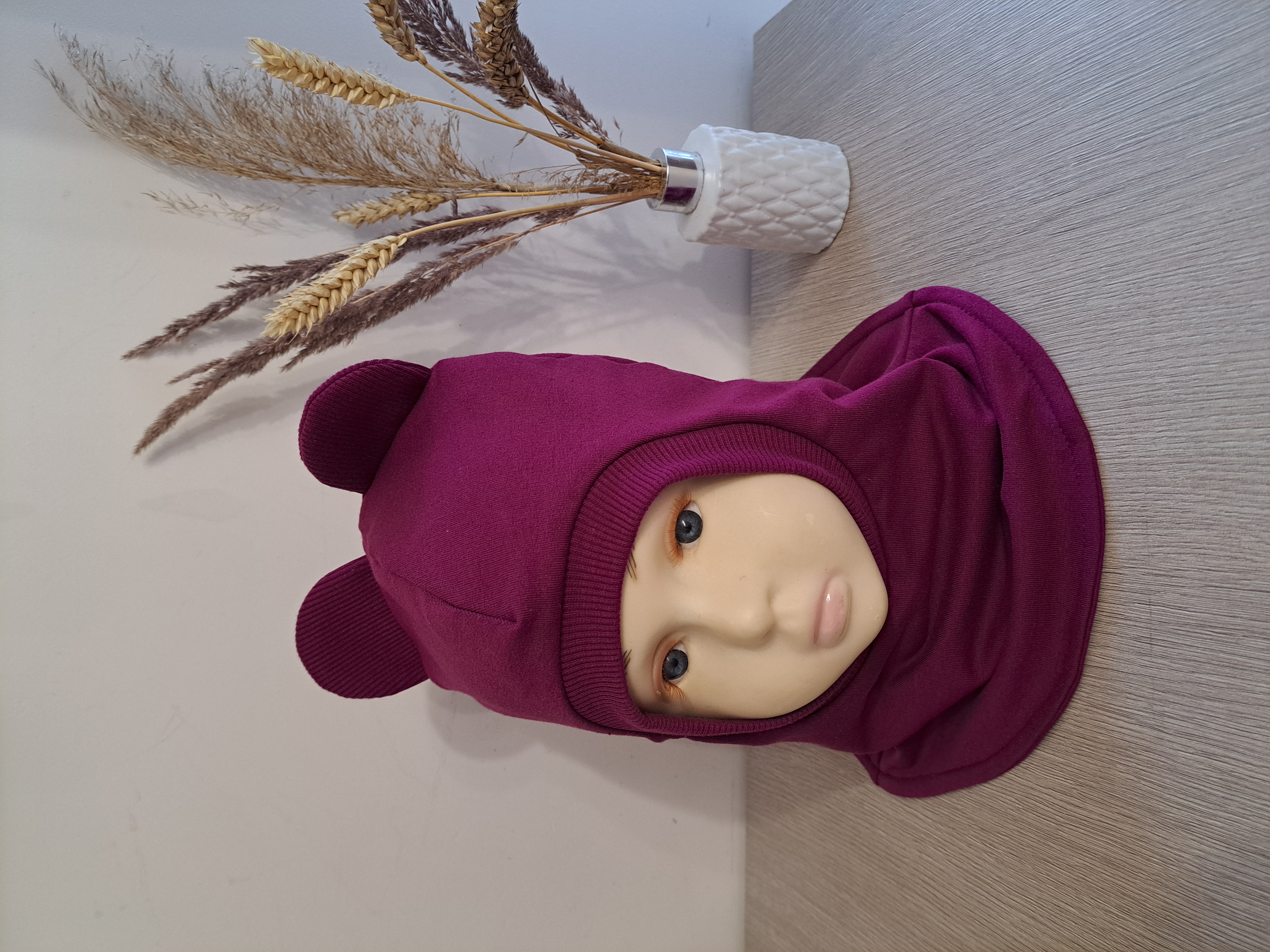 Purpurinis šalmukas su ausytėmis