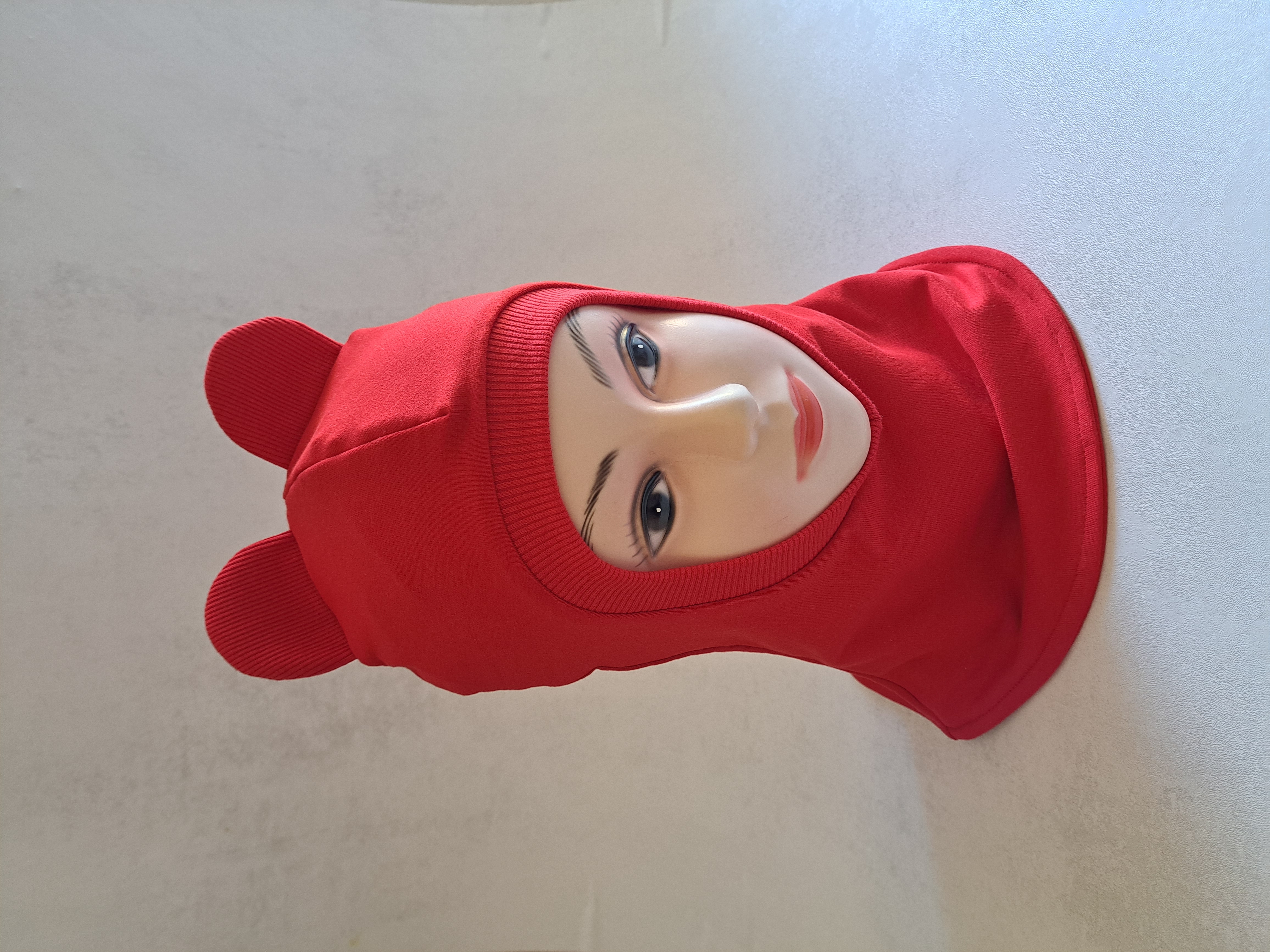 Raudonas šalmukas su ausytėmis