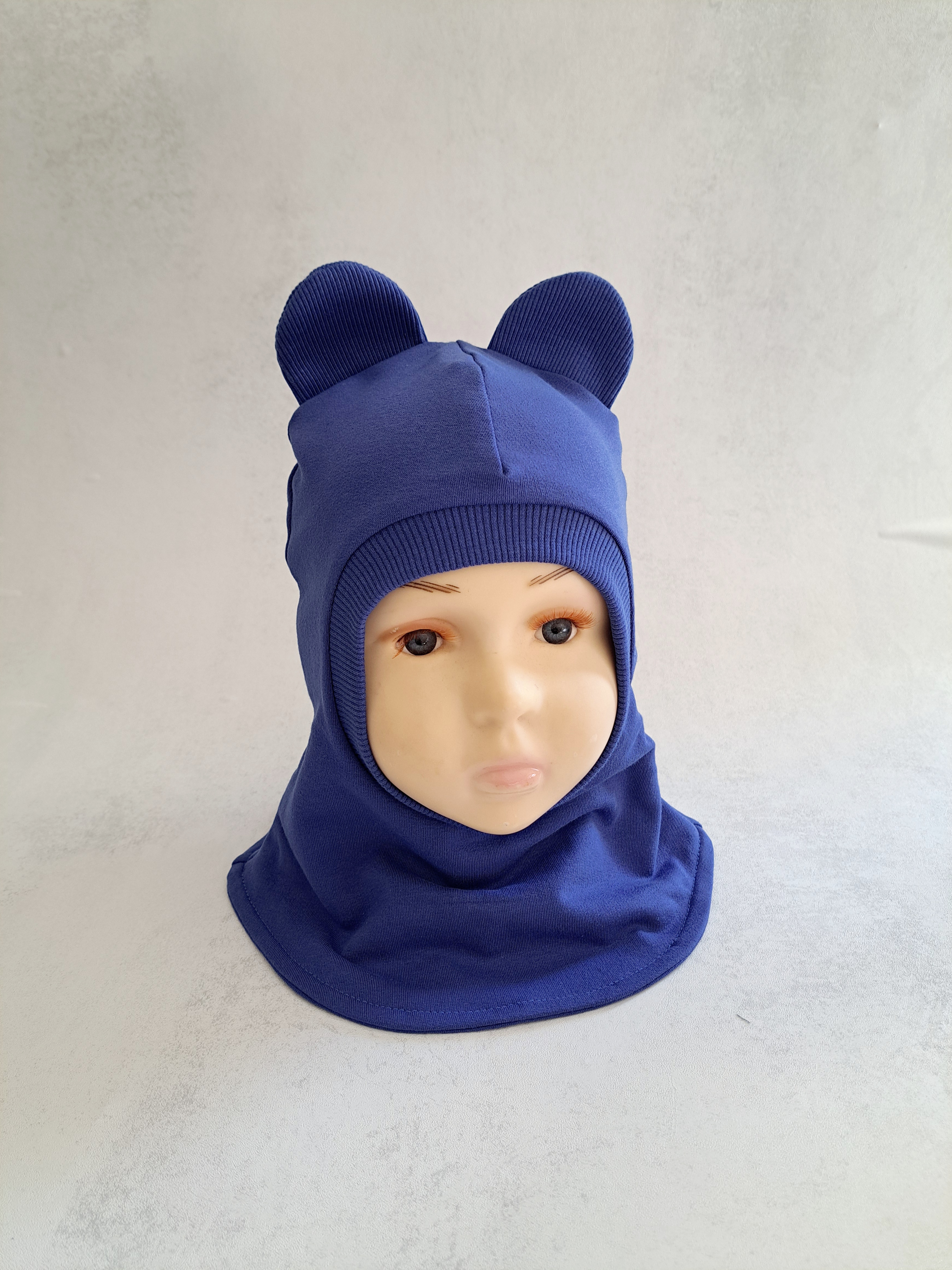 Ryškiai mėlynas šalmukas su ausytėmis