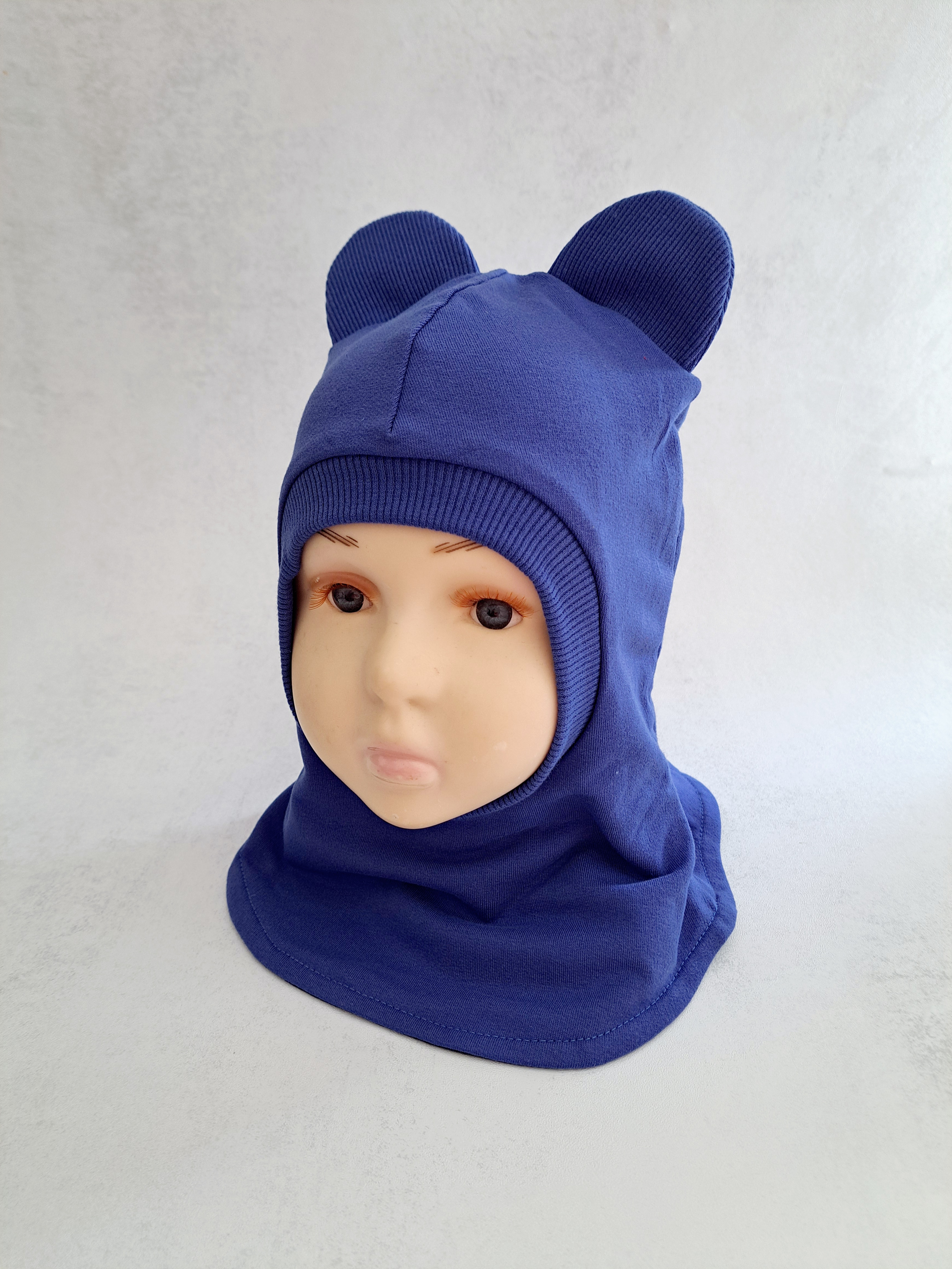 Ryškiai mėlynas šalmukas su ausytėmis