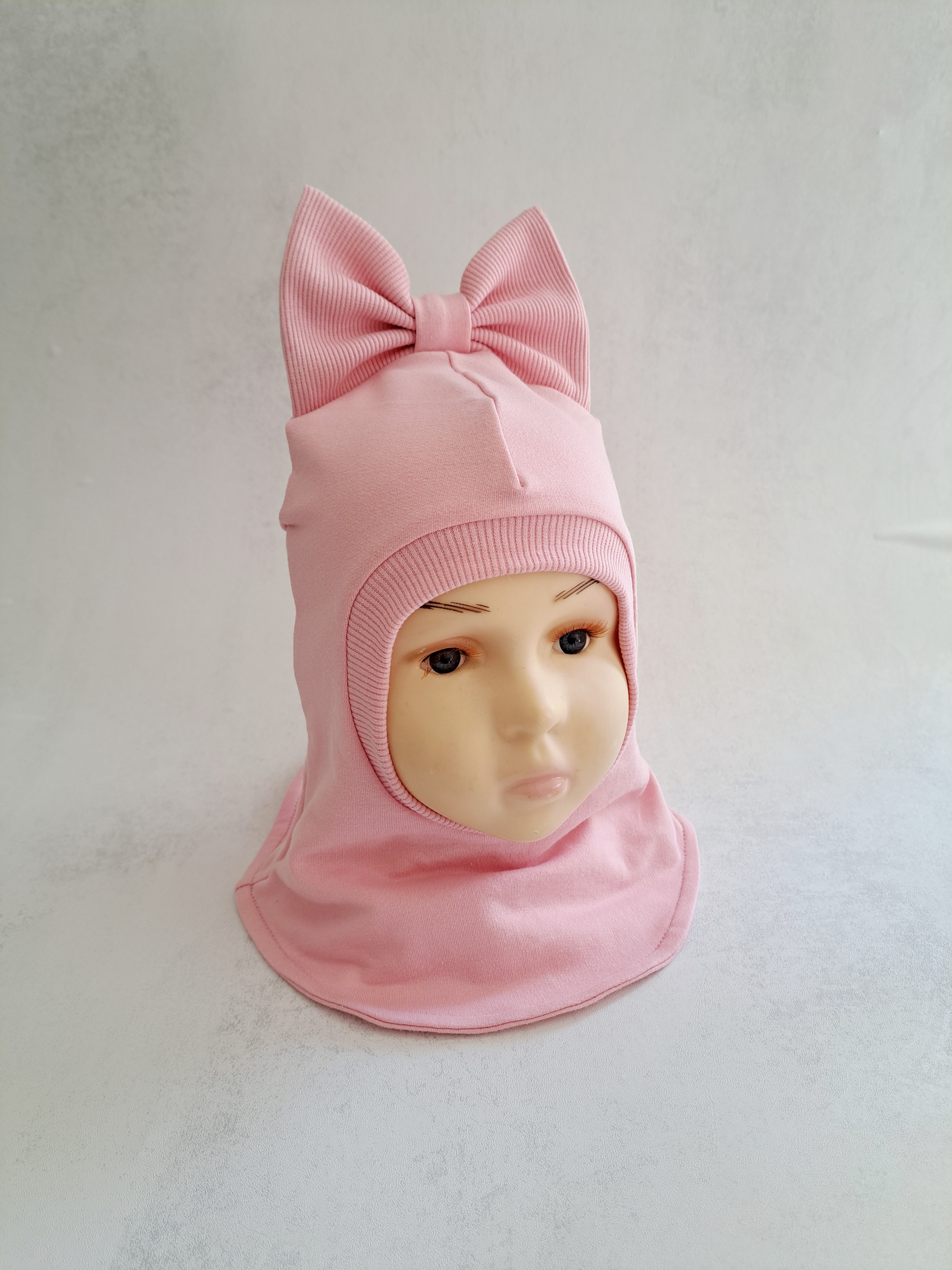 Rožinis šalmukas su kaspinu