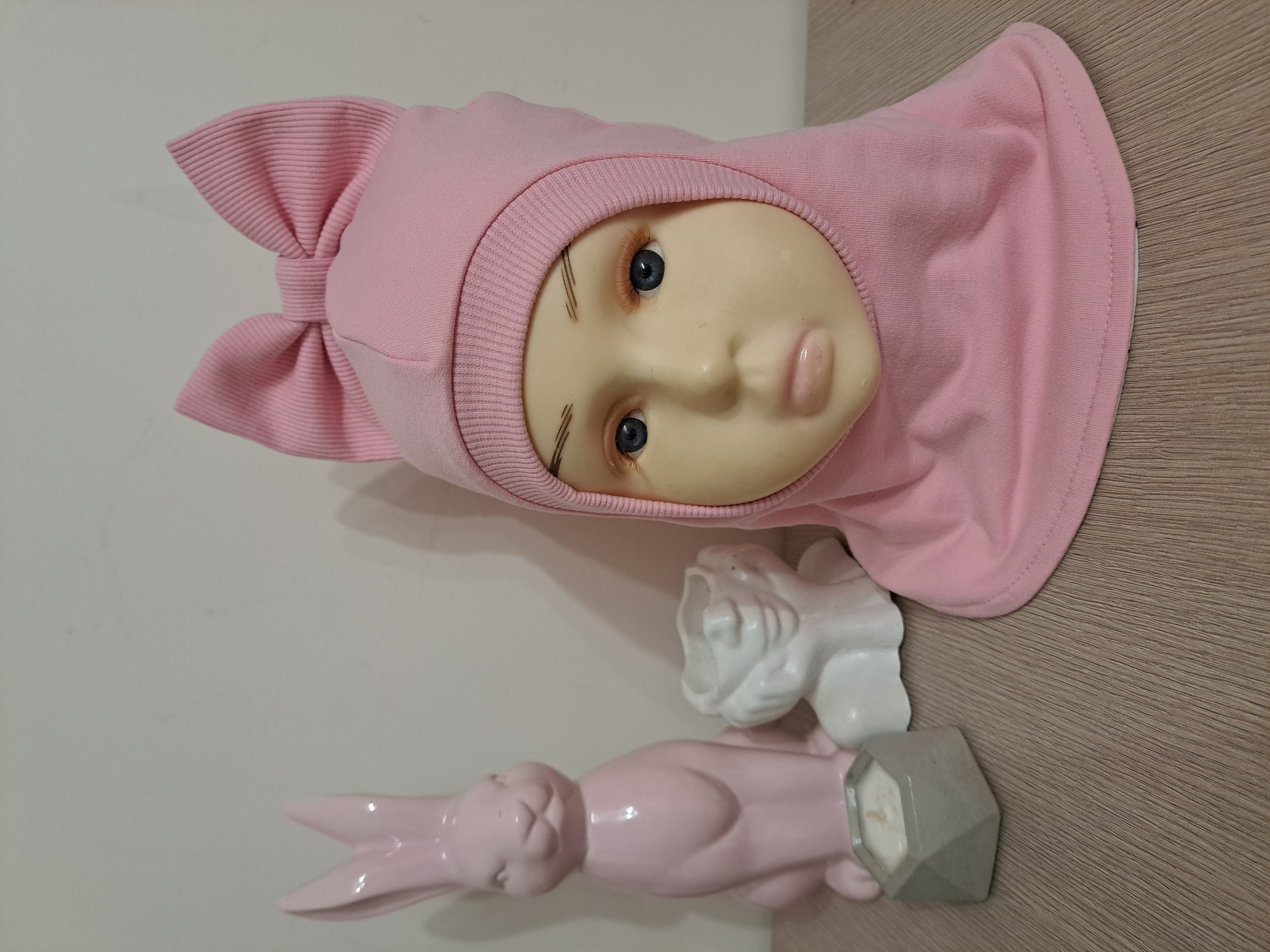 Rožinis šalmukas su kaspinu