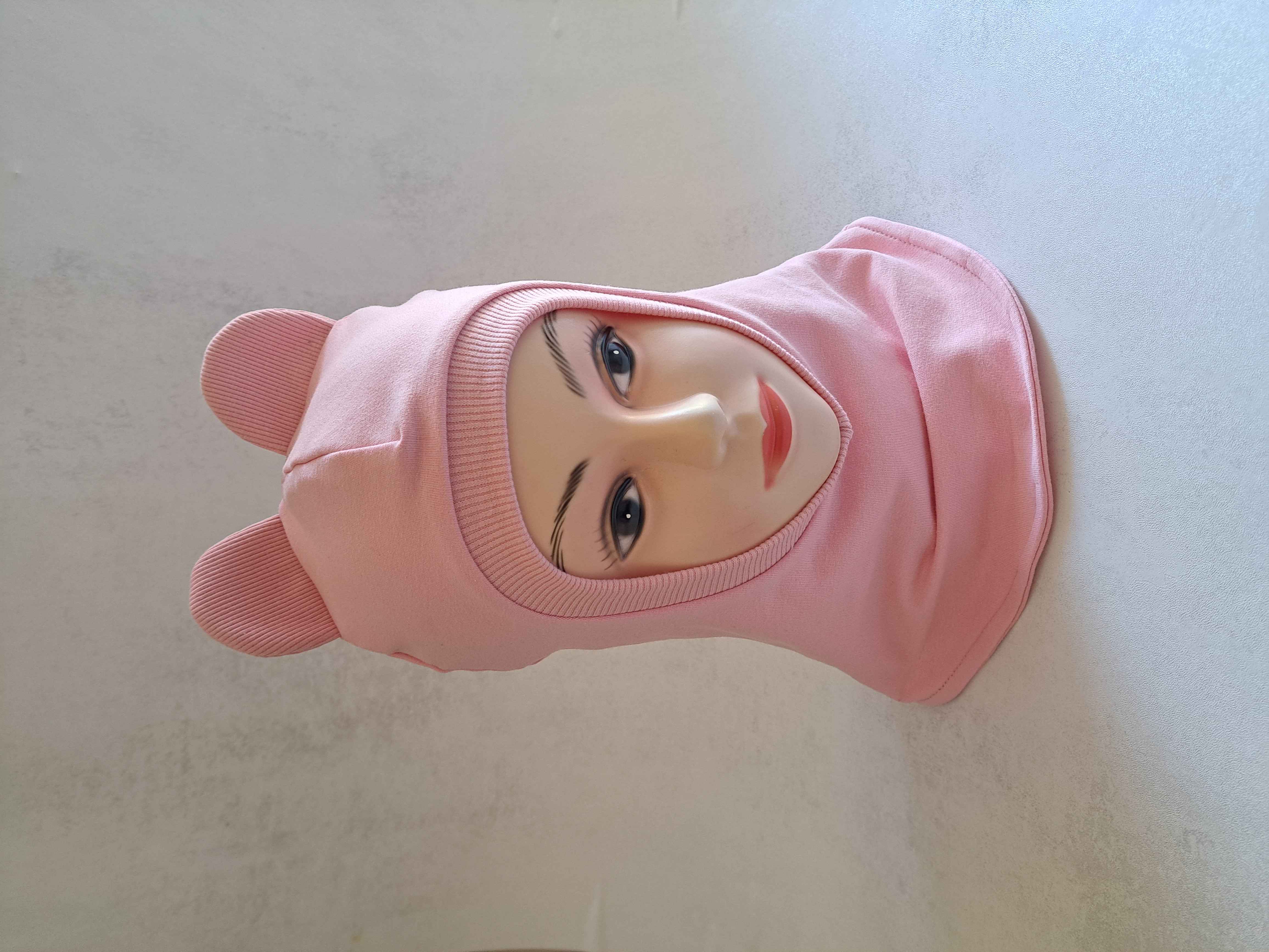 Rožinis šalmukas su ausytėmis