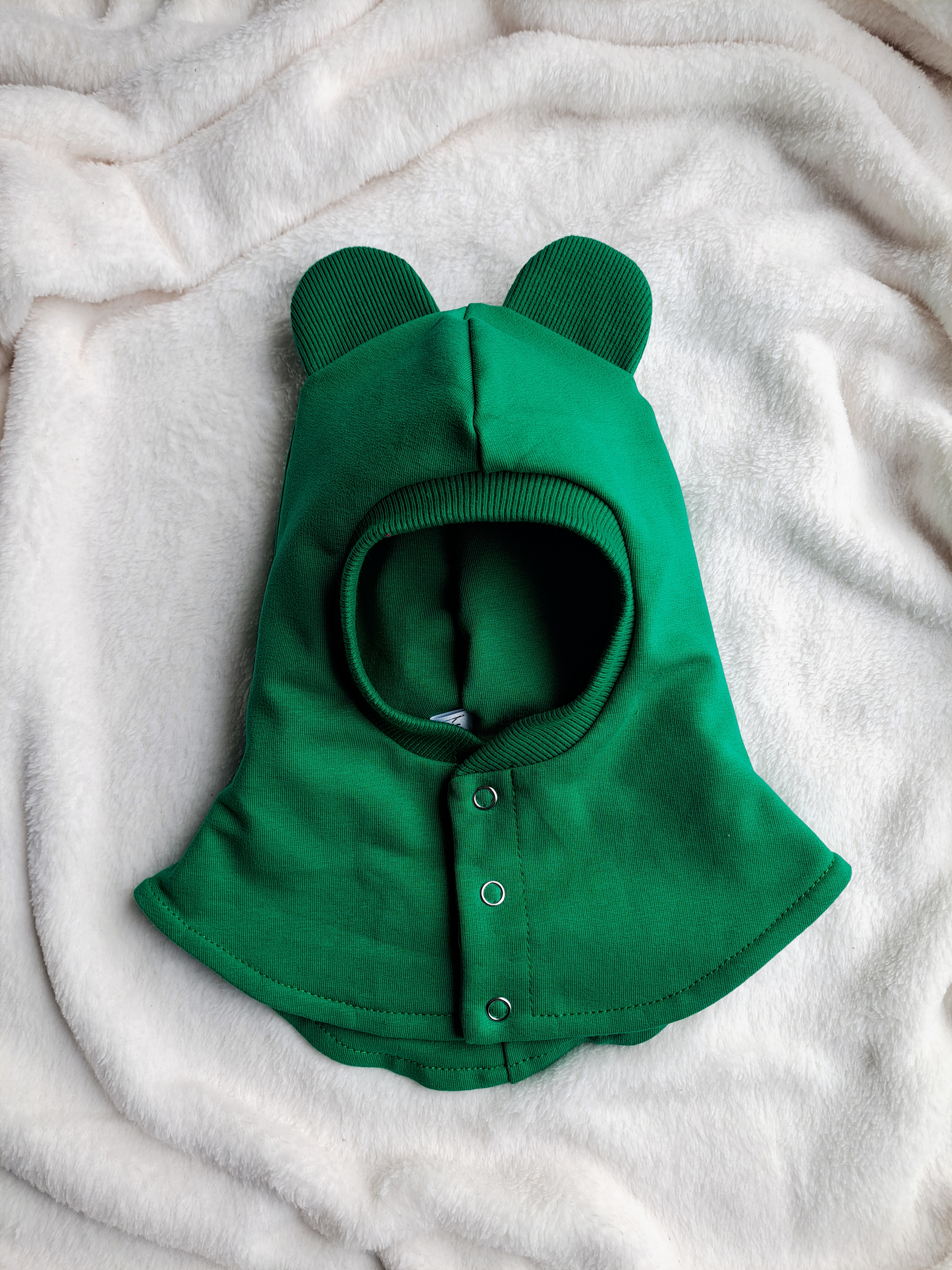 Žalias šalmukas su ausytėmis