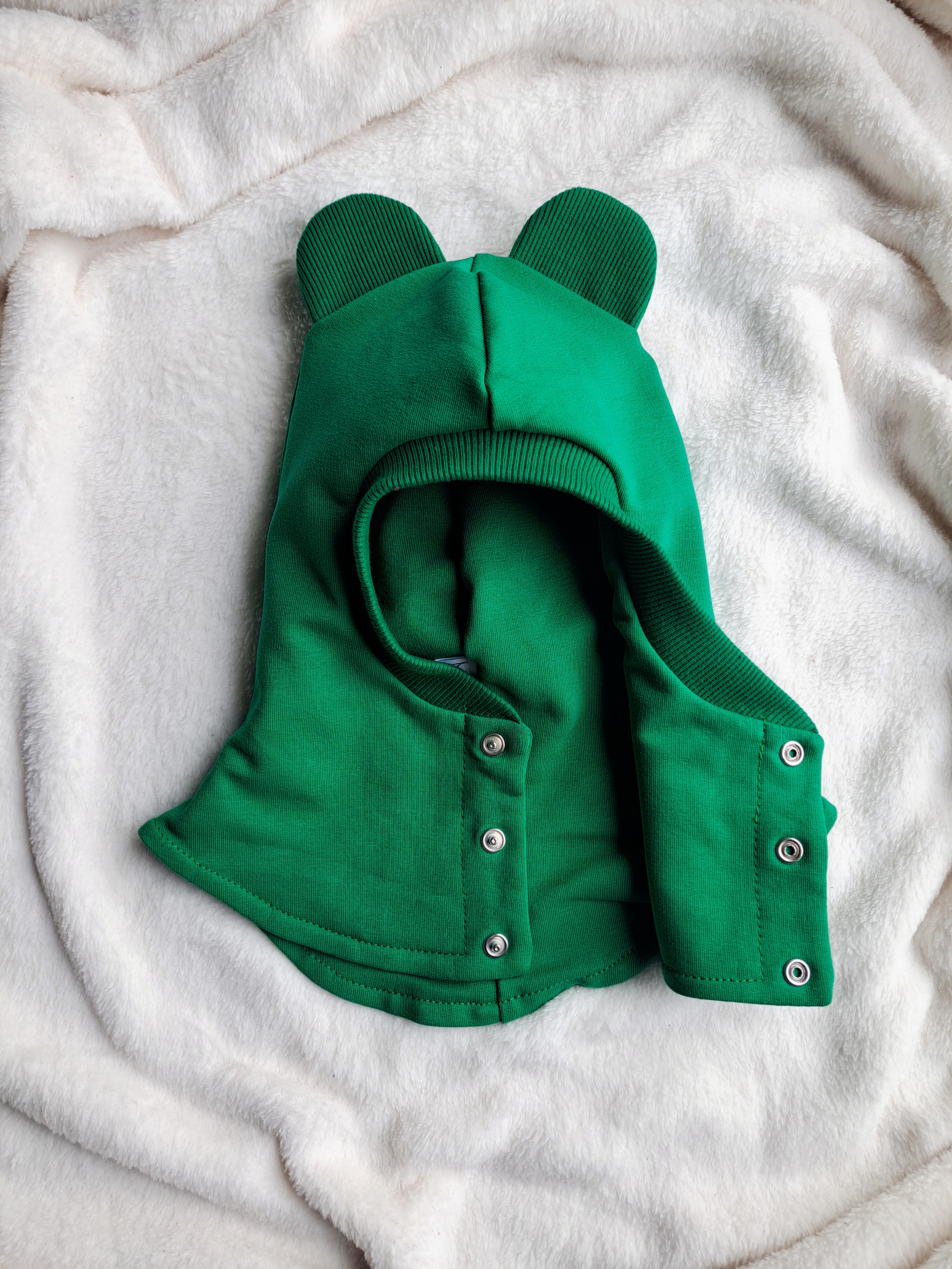 Žalias šalmukas su ausytėmis