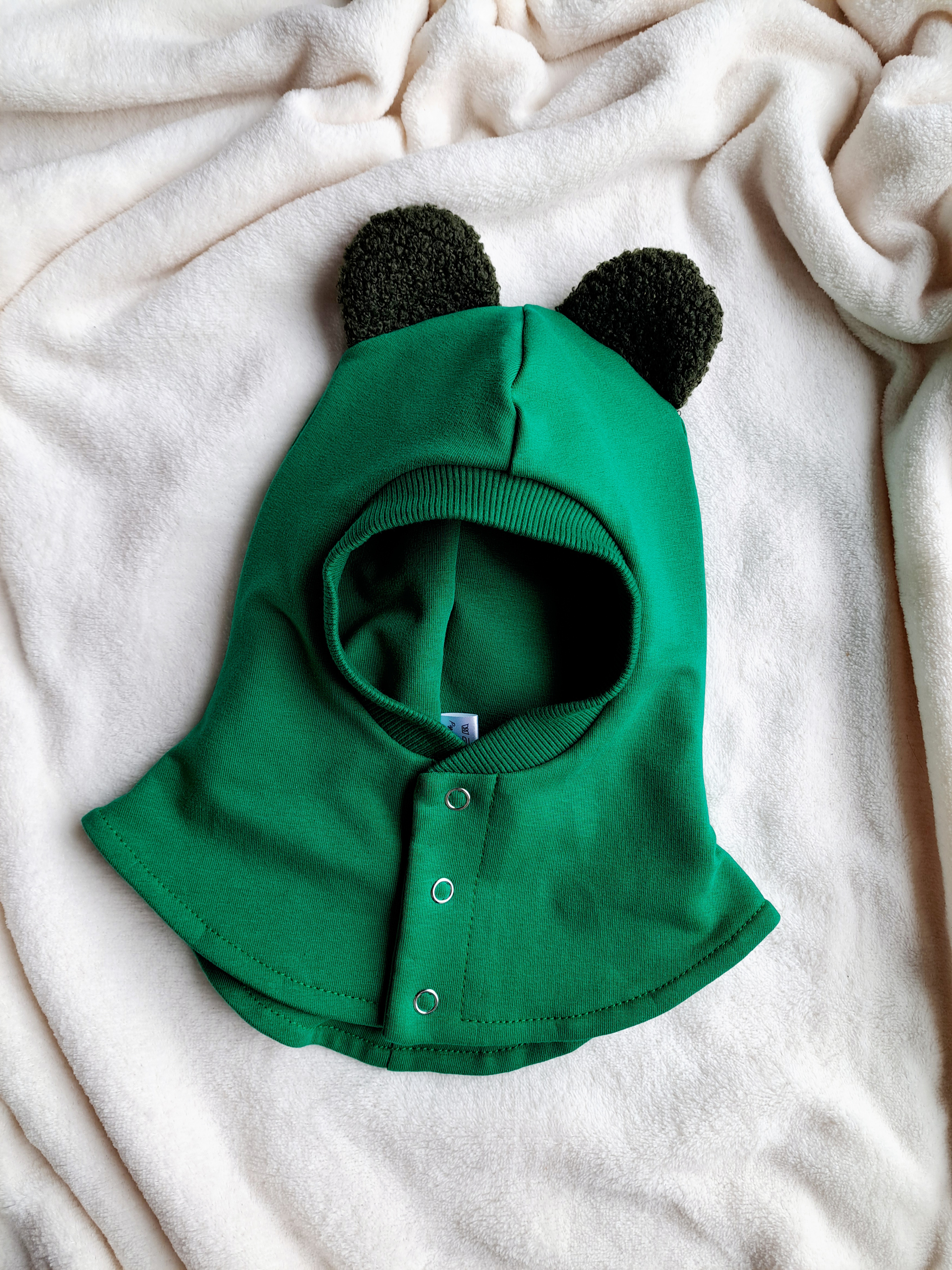 Žalias šalmukas su teddy ausytėmis