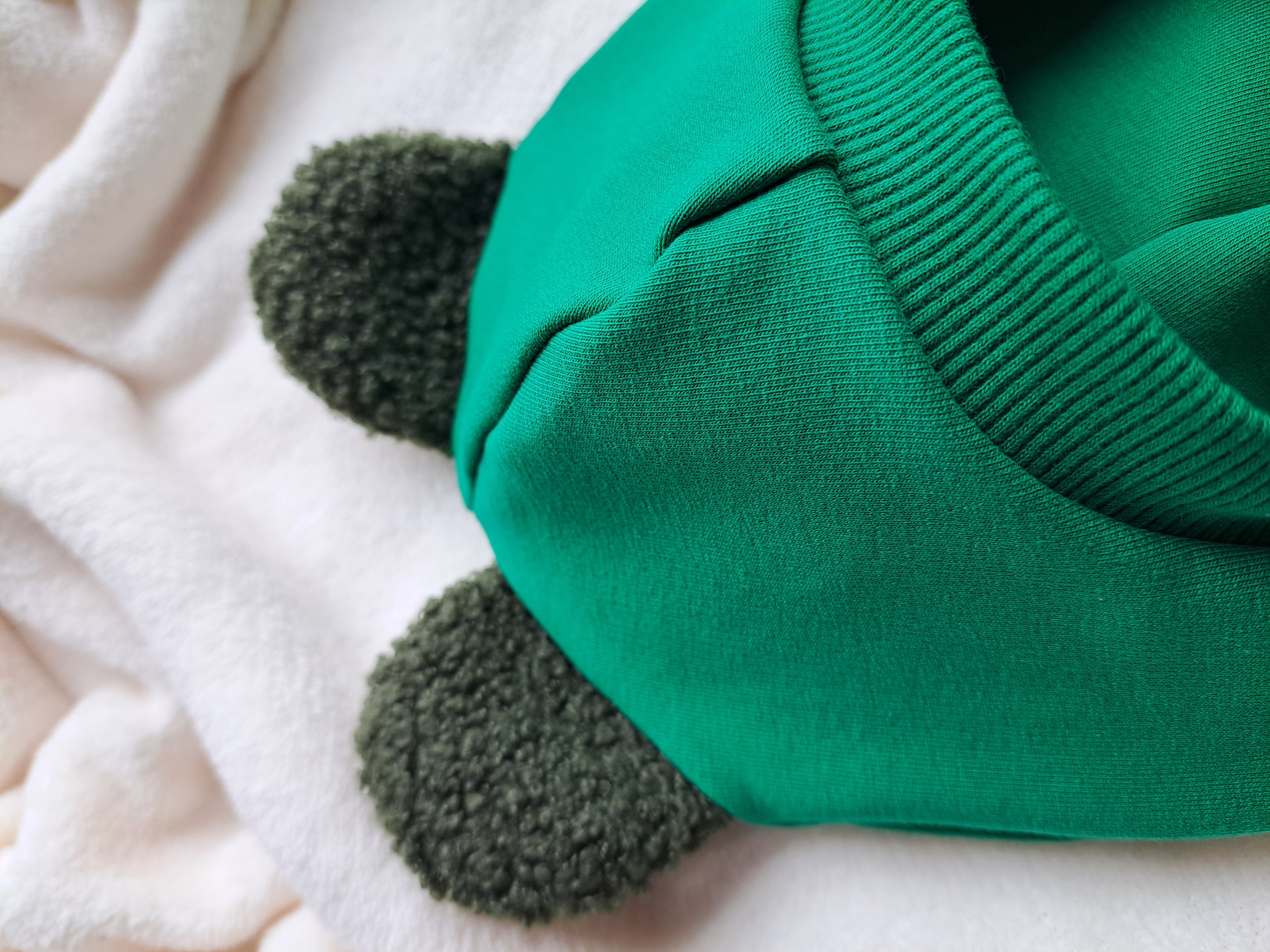 Žalias šalmukas su teddy ausytėmis