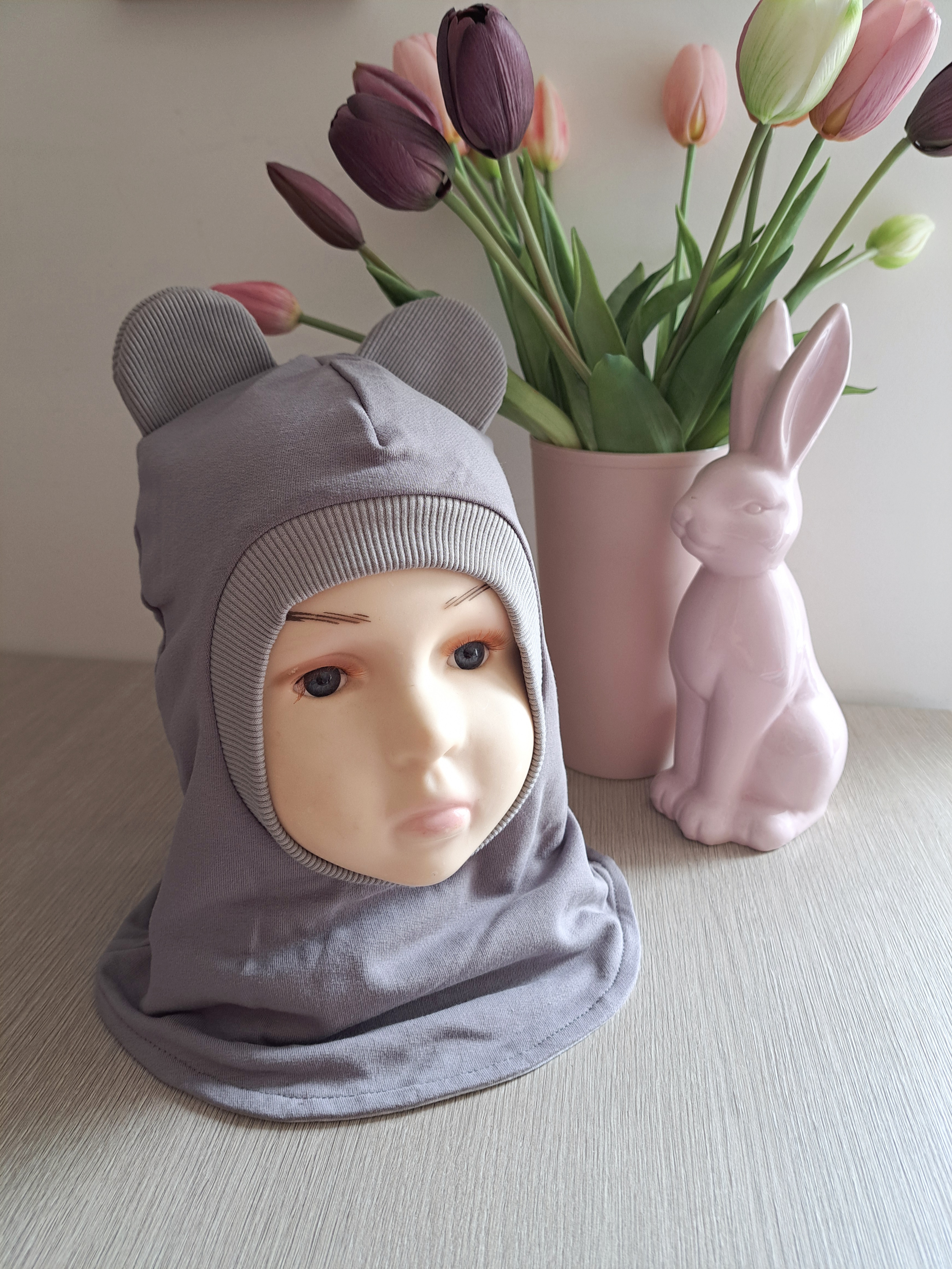 Pilkas šalmukas su ausytėmis