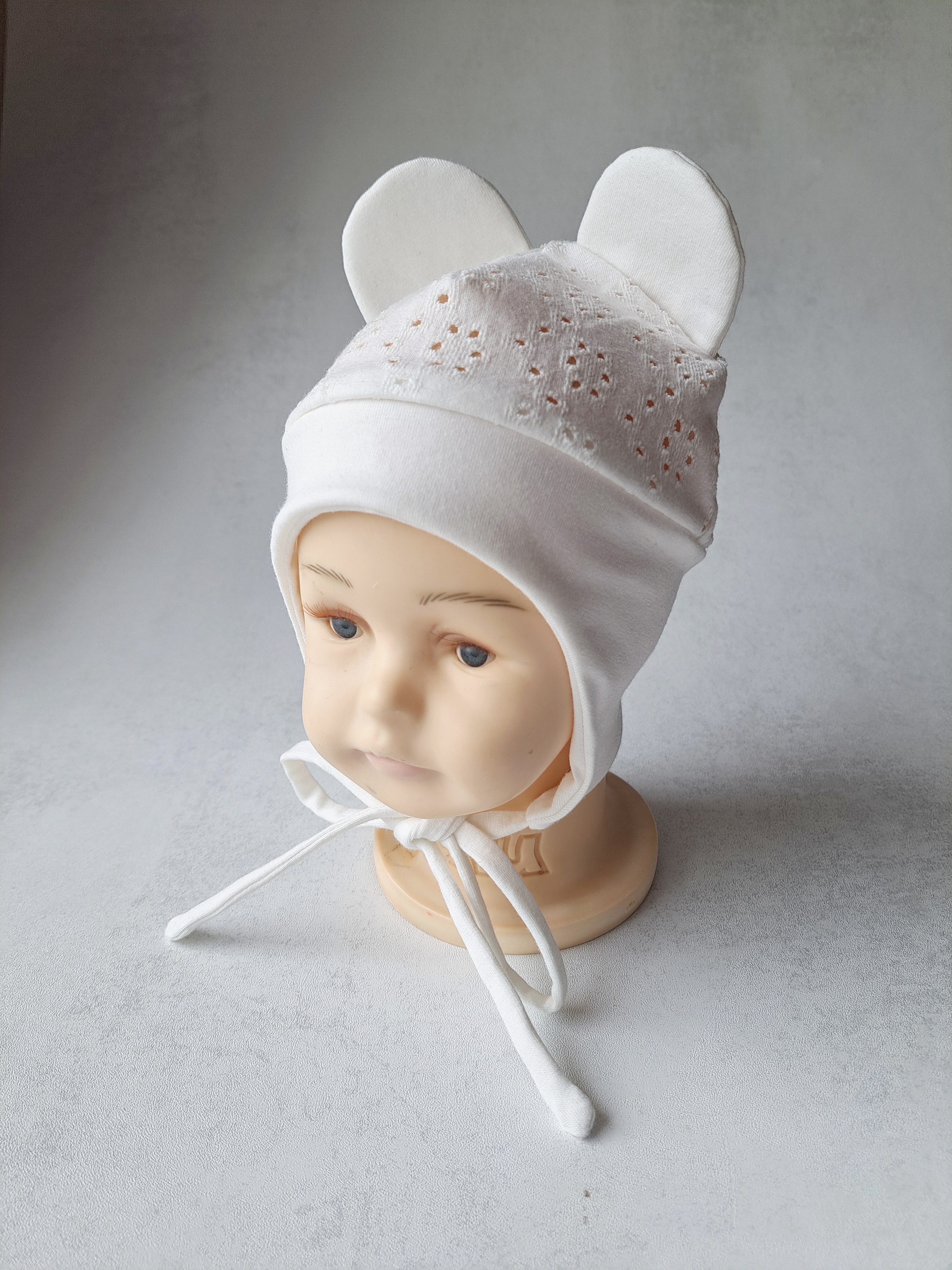 Pieno baltos spalvos kepurė su raišteliais