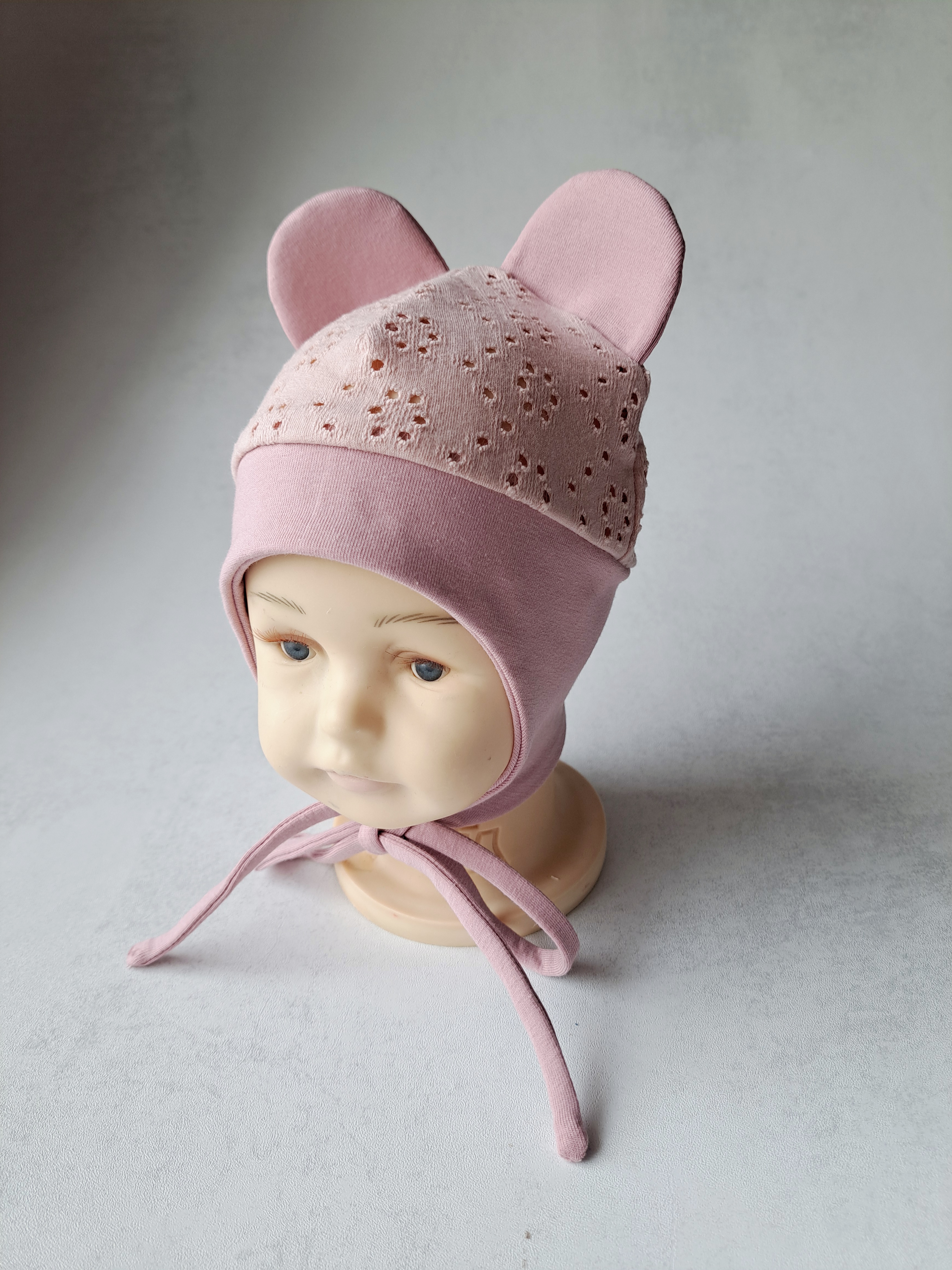 Pelenų rožės spalvos kepurė su raišteliais