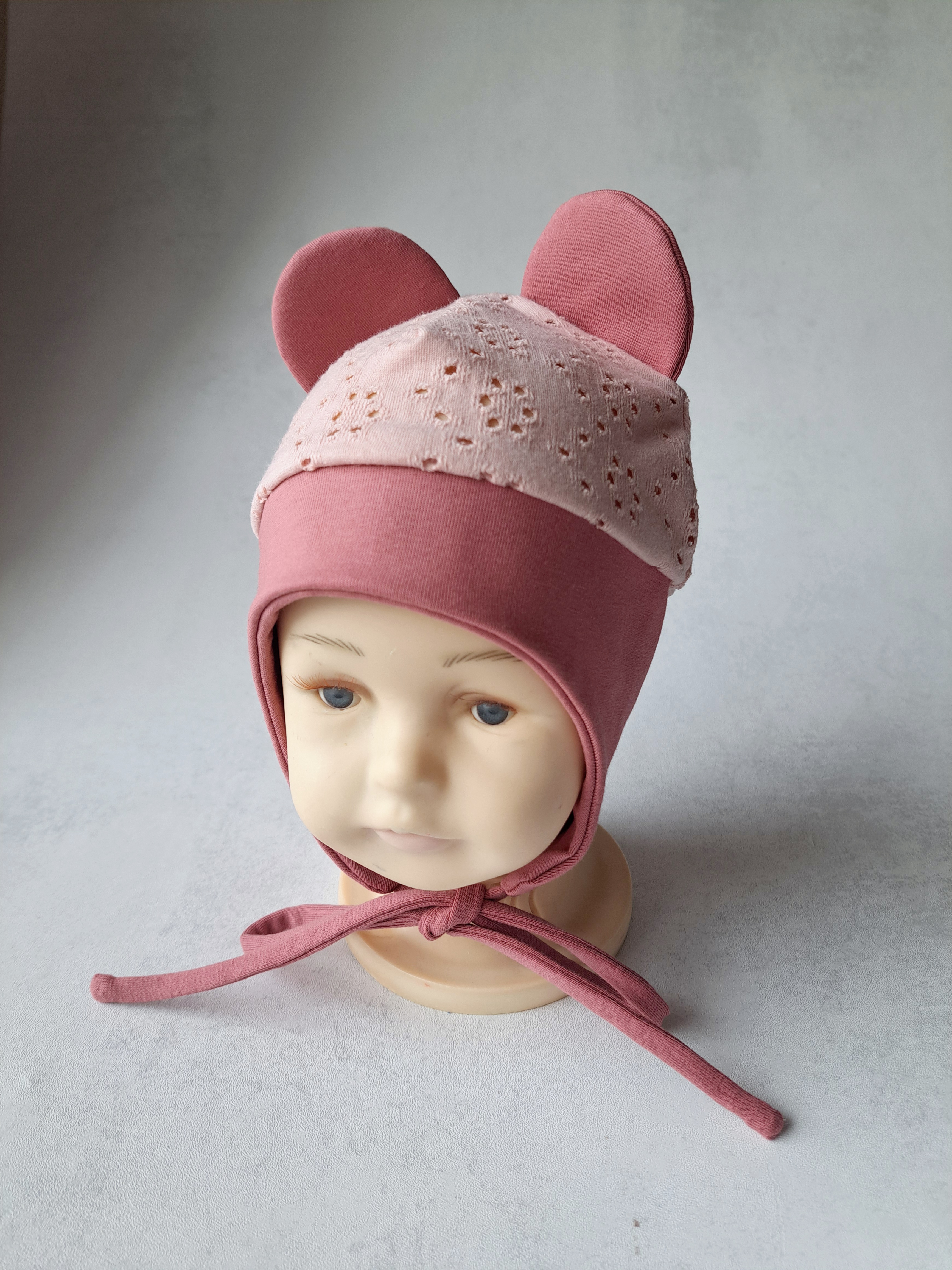 Tamsios rožės spalvos kepurė su raišteliais