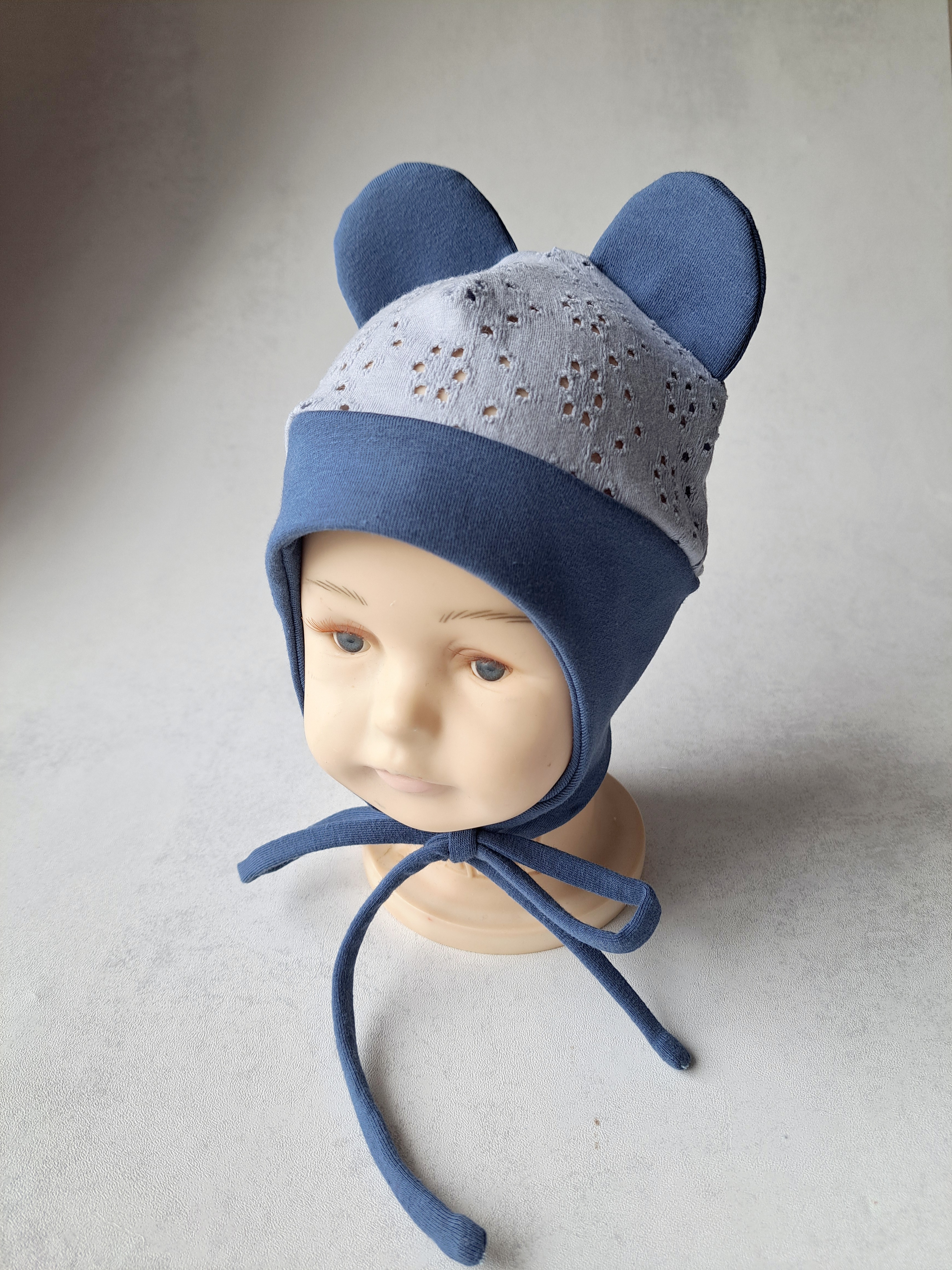 Mėlynos spalvos kepurė su raišteliais