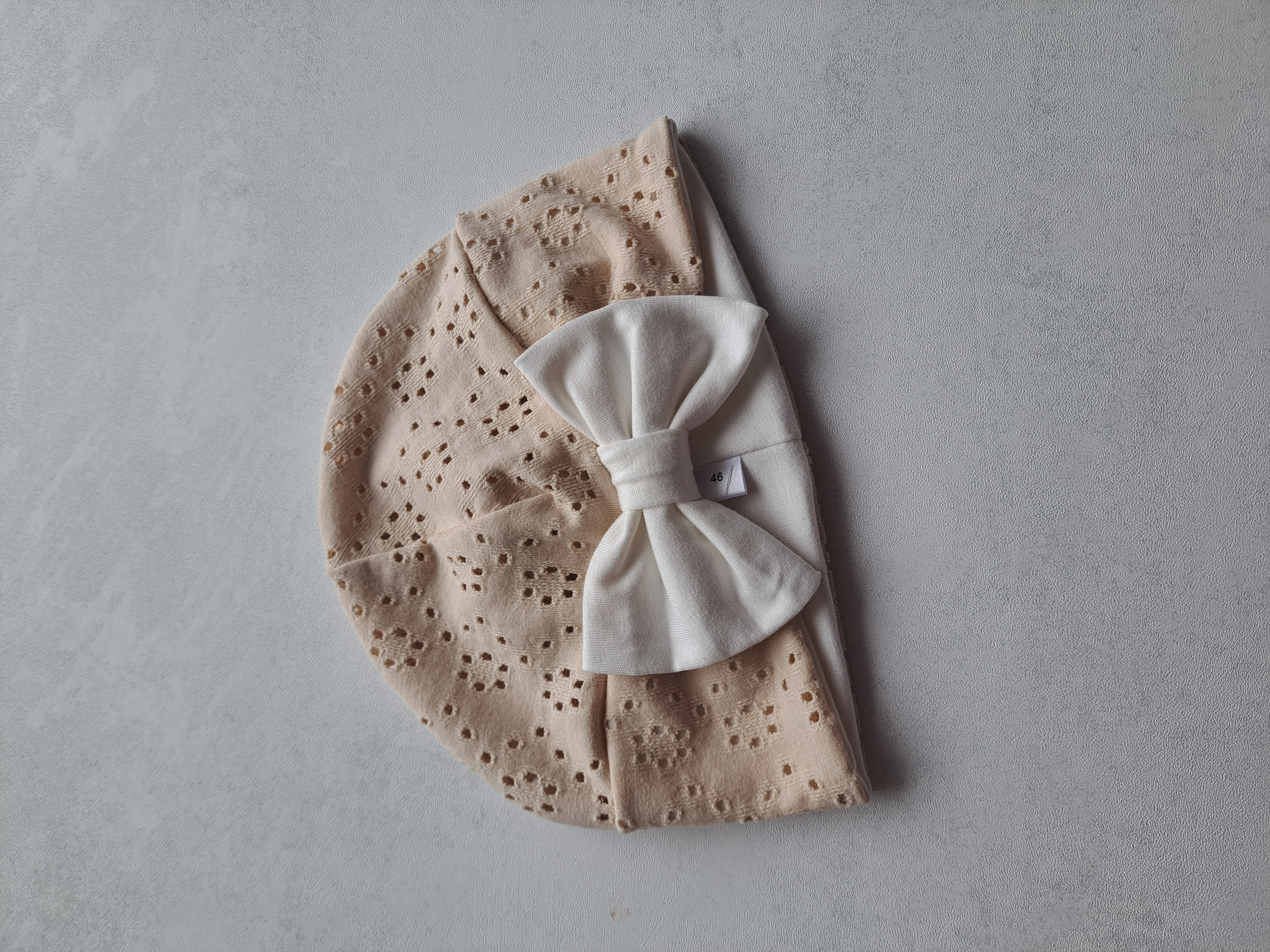 Kreminis turbanas su pieno spalvos kaspinu