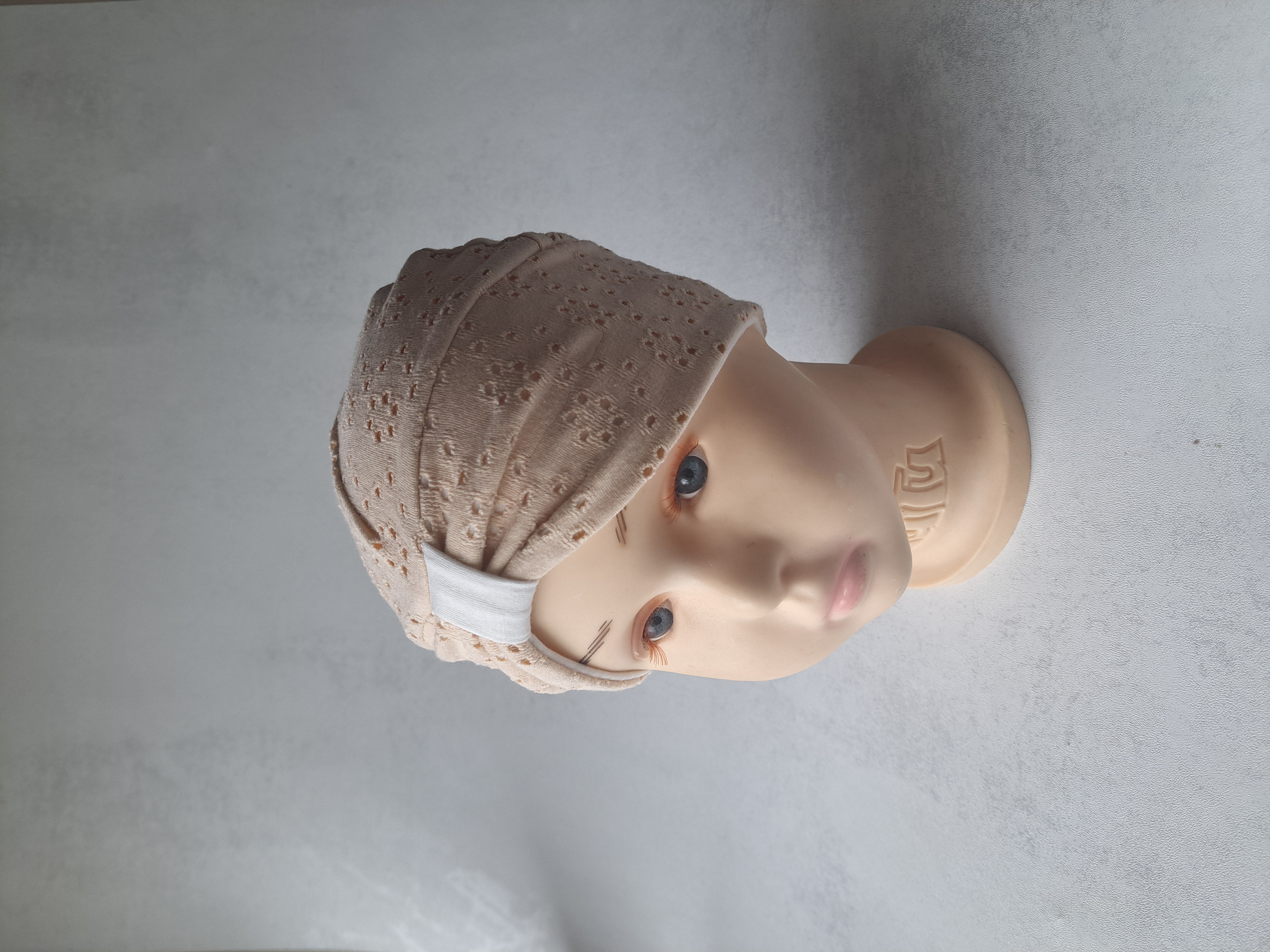 Kreminis turbanas su pieno spalvos kaspinu