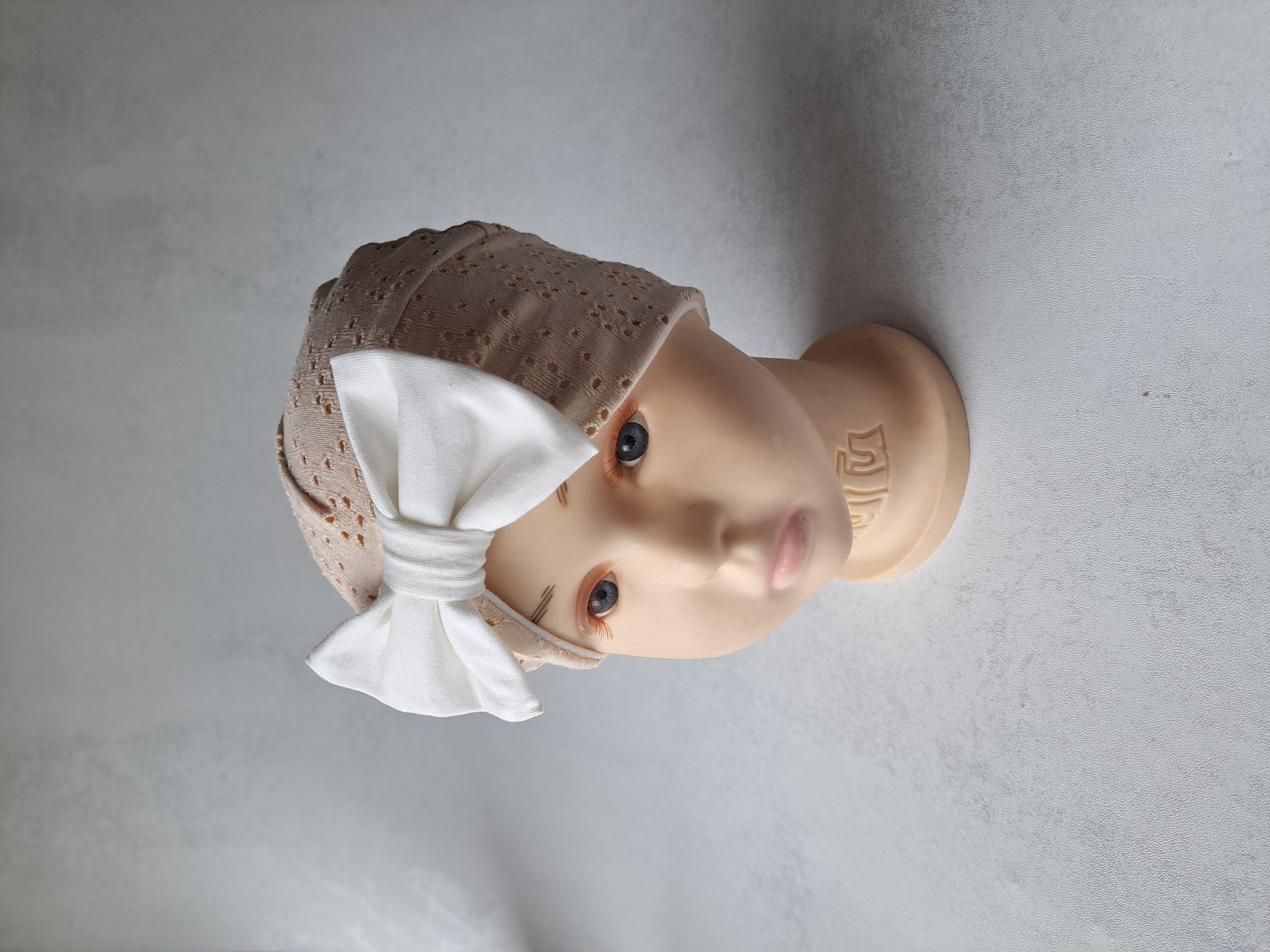 Kreminis turbanas su pieno spalvos kaspinu