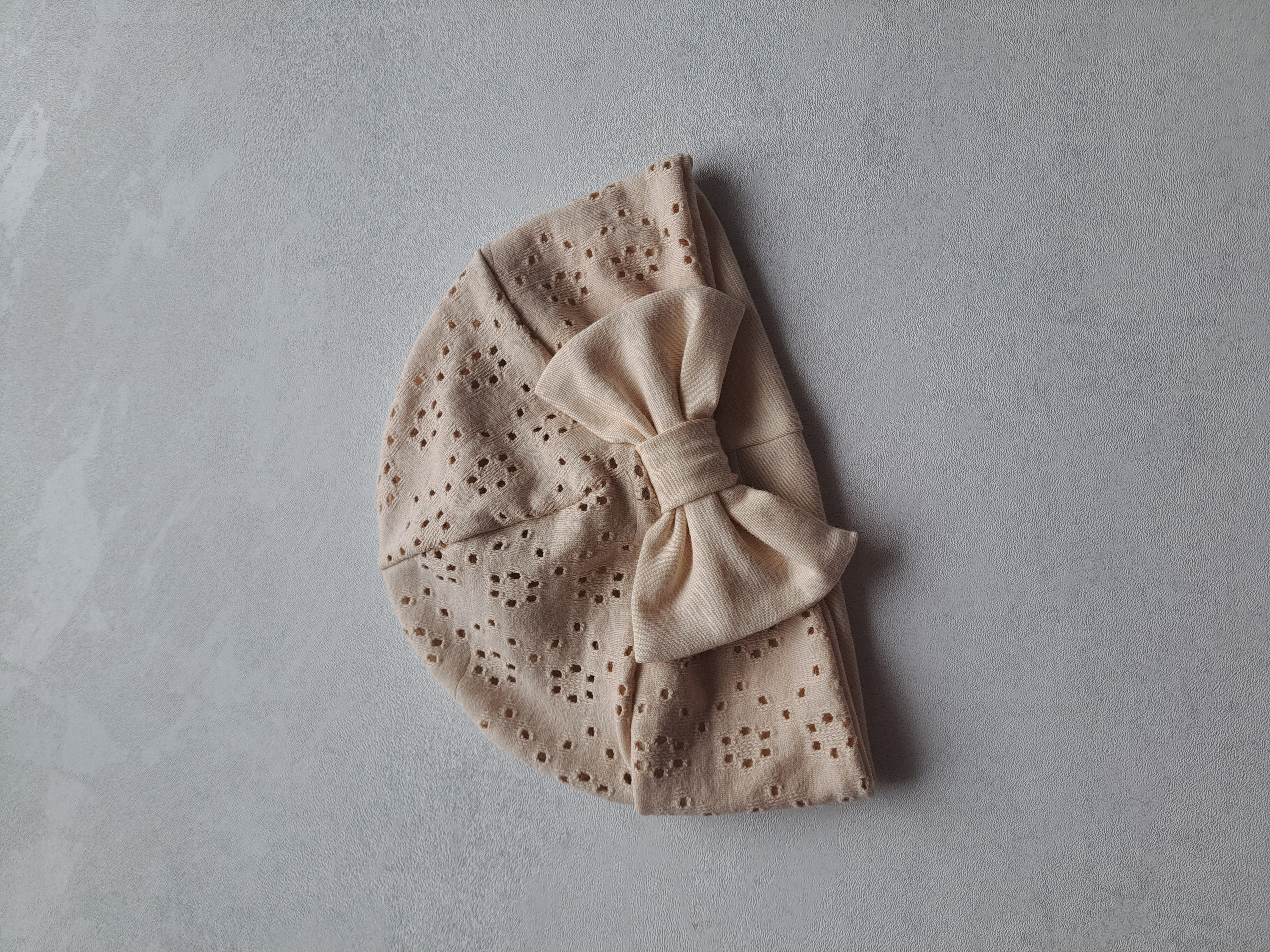 Kreminis turbanas su kaspinu