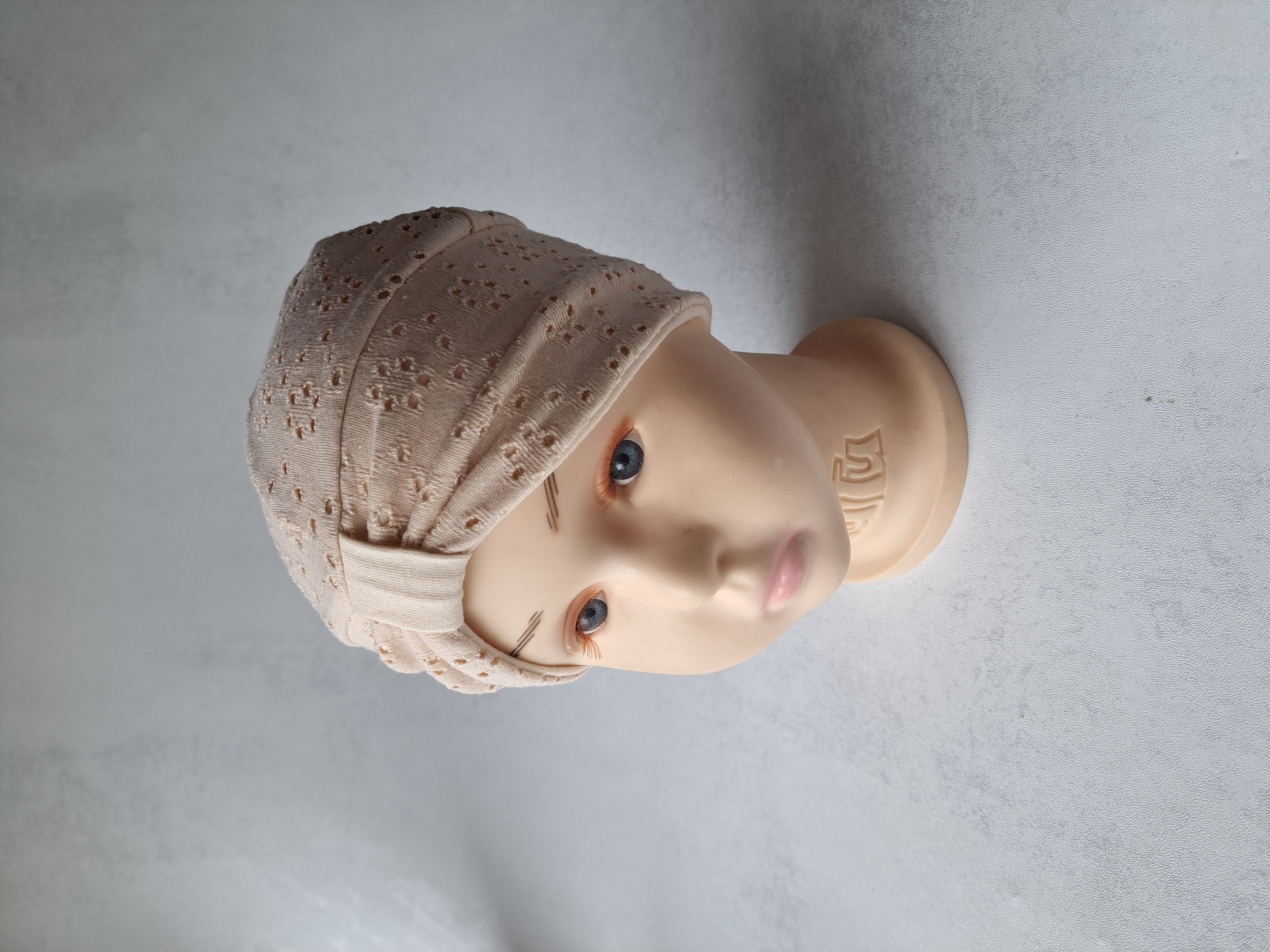 Kreminis turbanas su kaspinu