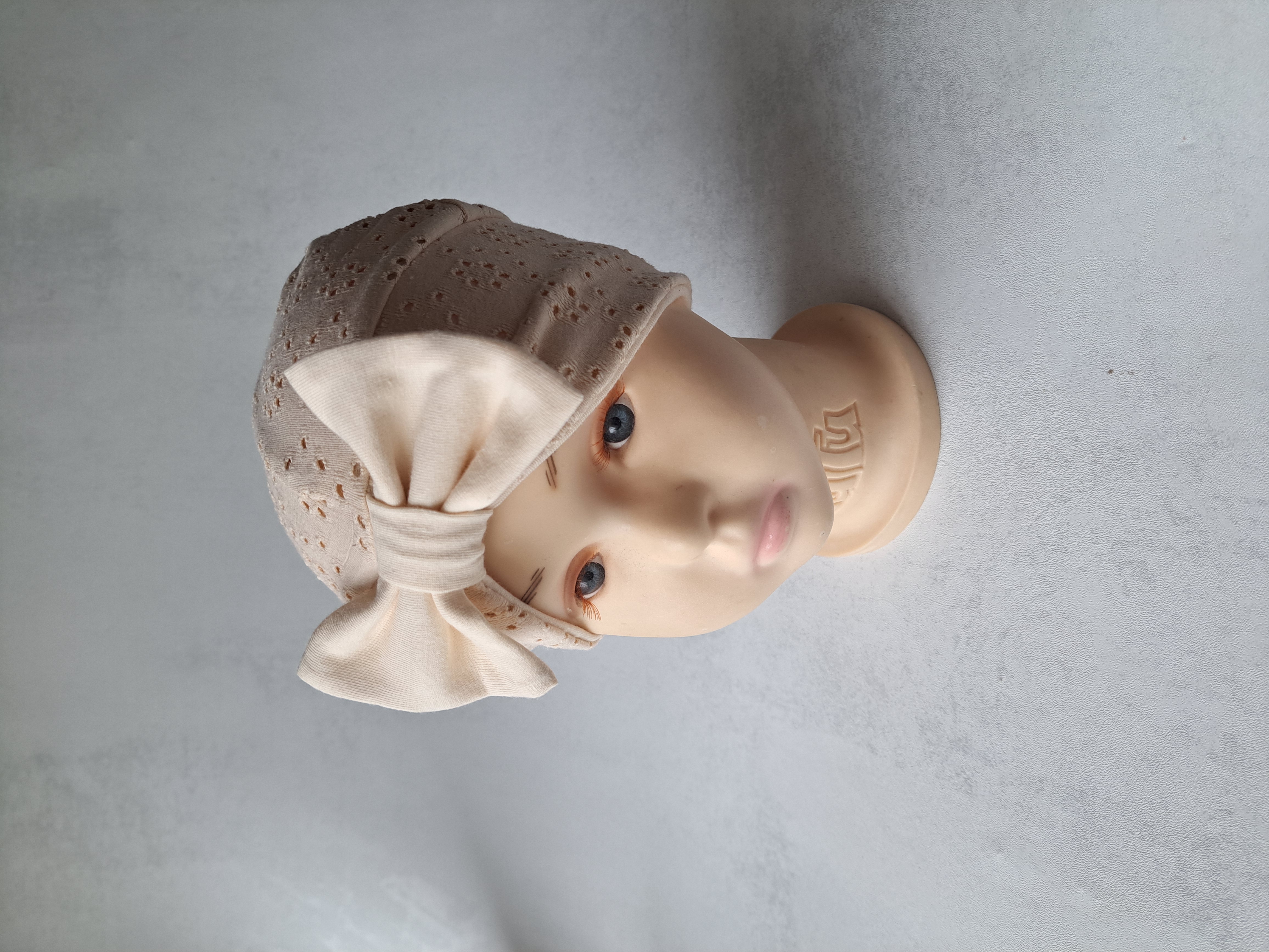 Kreminis turbanas su kaspinu