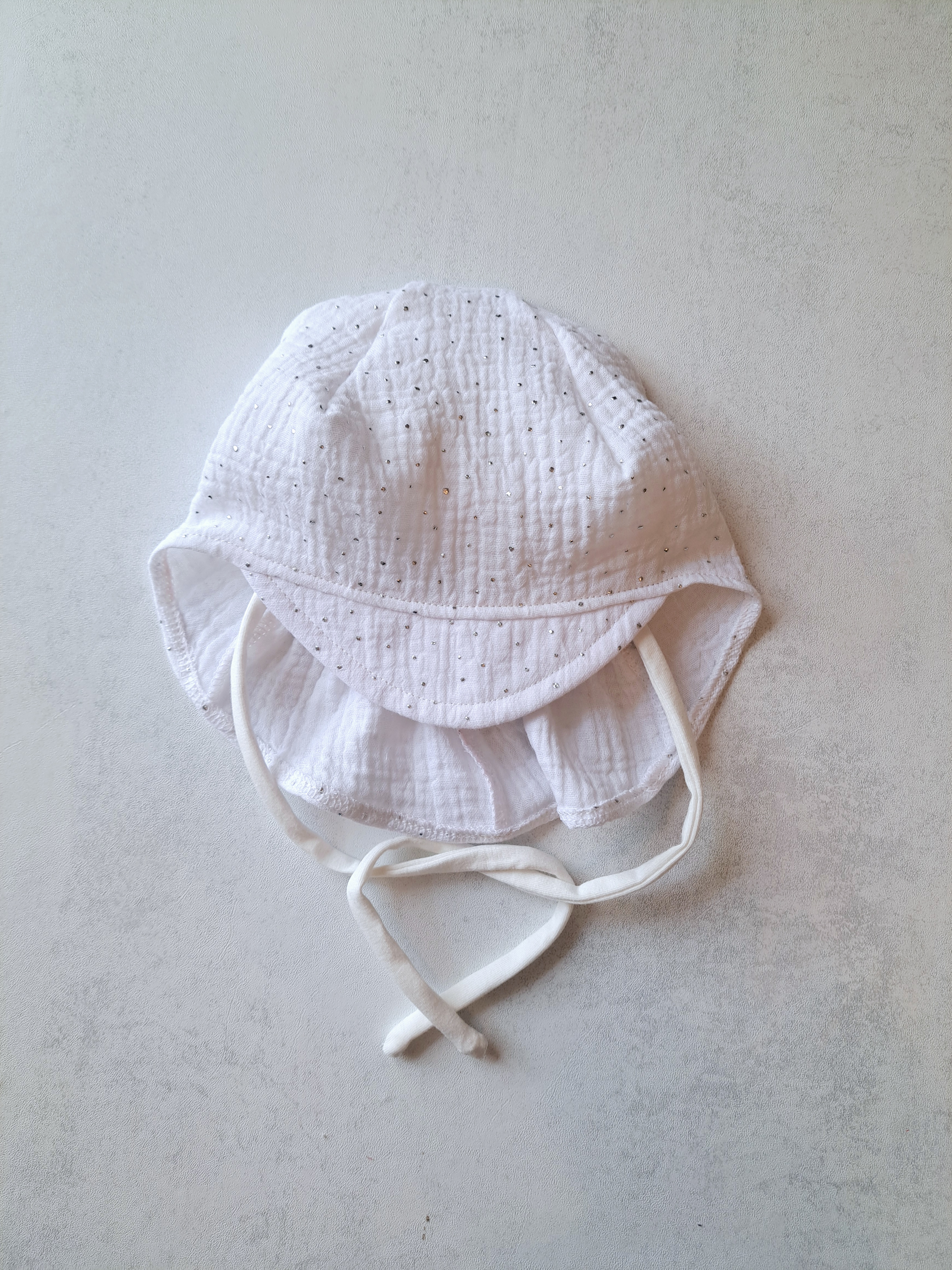Muslino kepurė su snapeliu ir kaklo apsauga