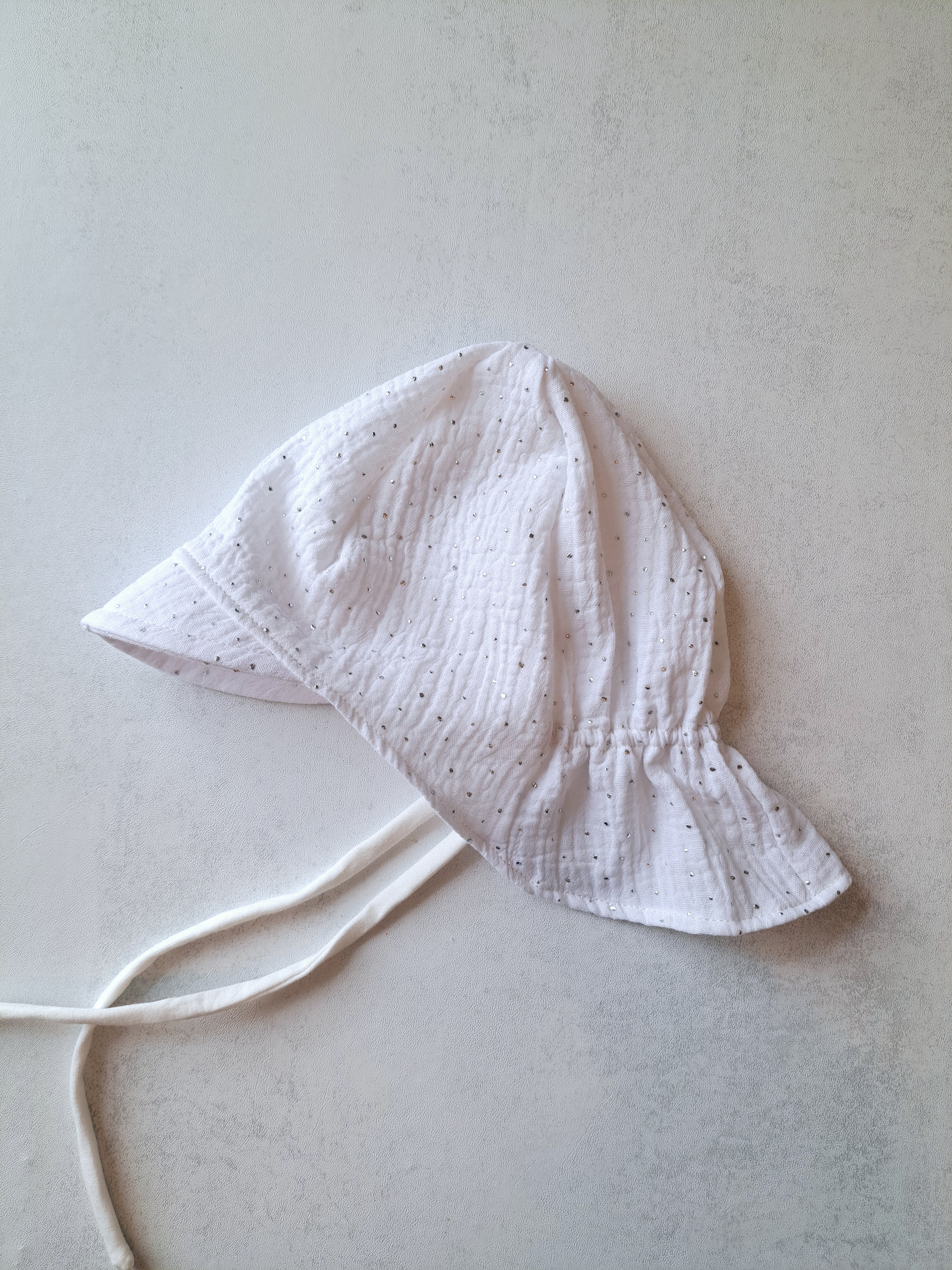 Muslino kepurė su snapeliu ir kaklo apsauga