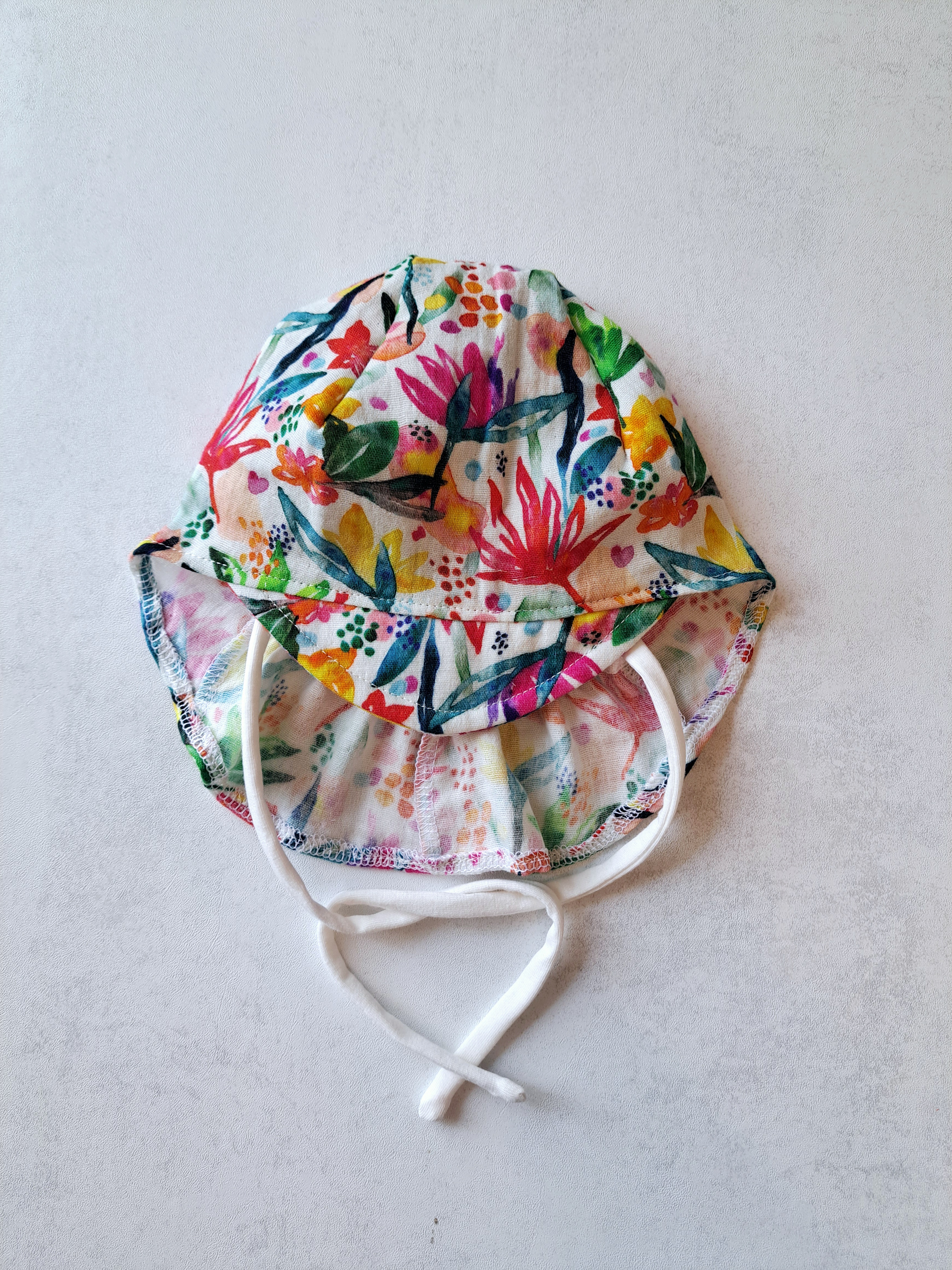 Muslino kepurė su snapeliu ir kaklo apsauga