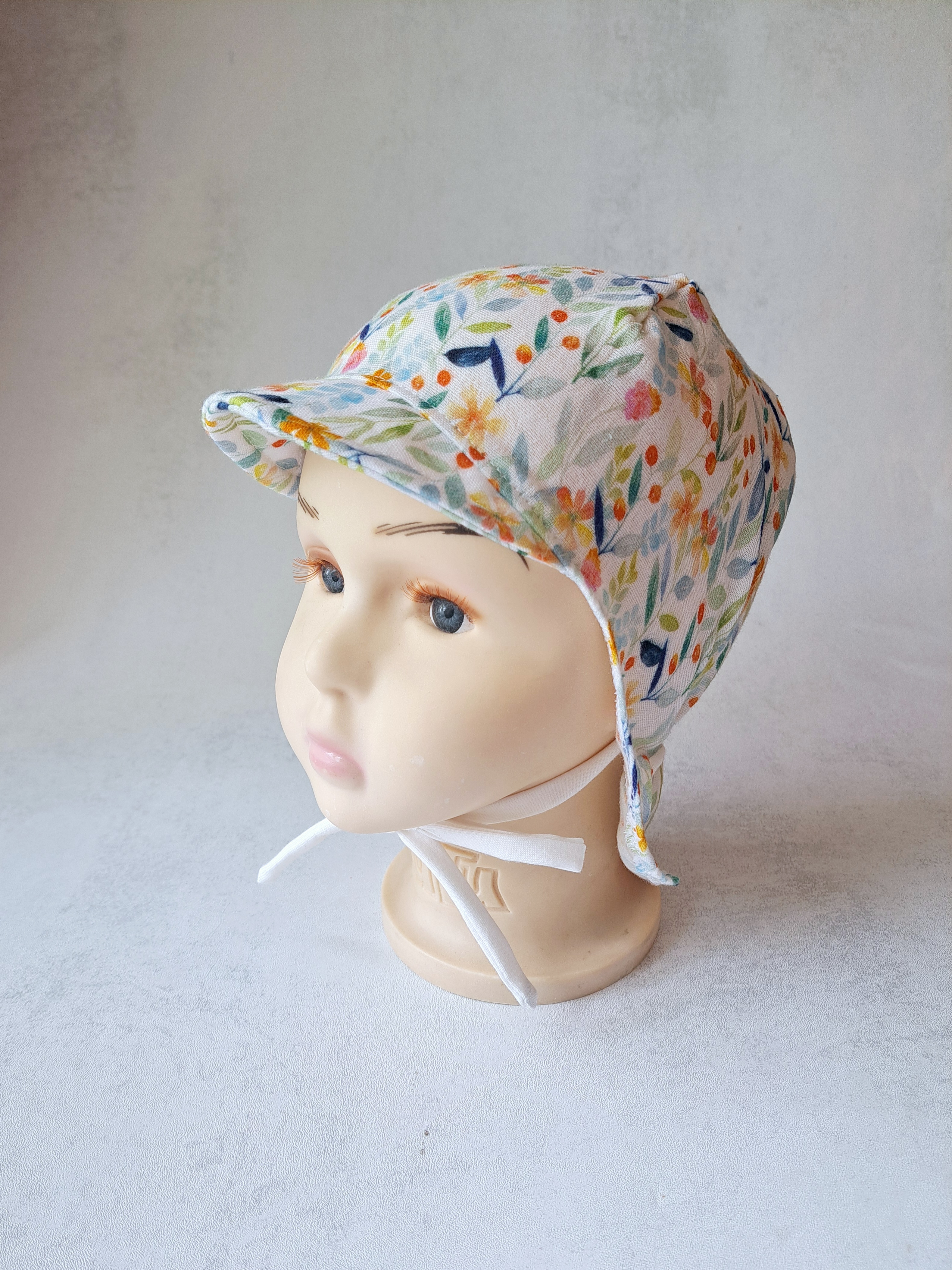 Muslino kepurė su snapeliu ir kaklo apsauga