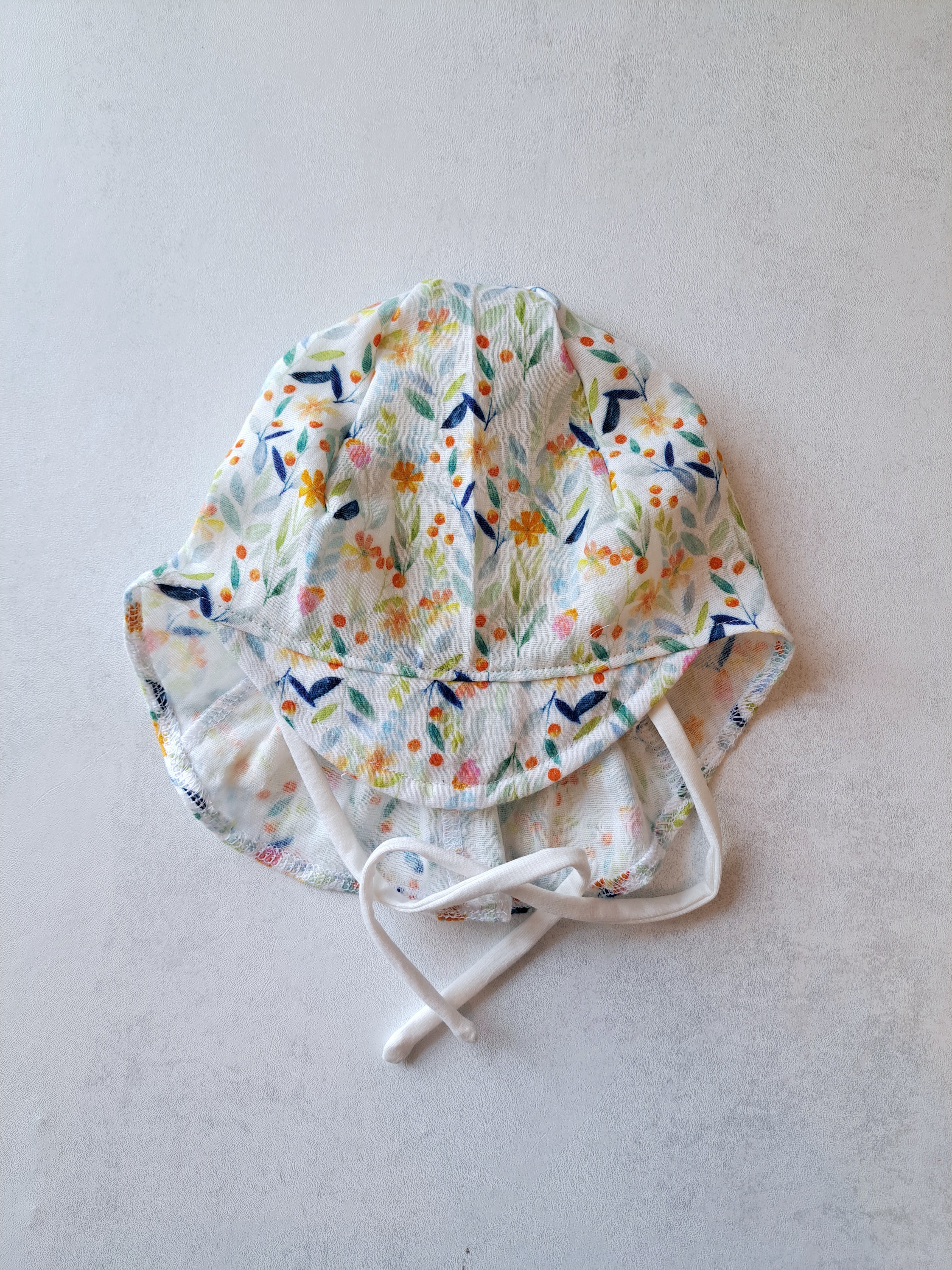 Muslino kepurė su snapeliu ir kaklo apsauga