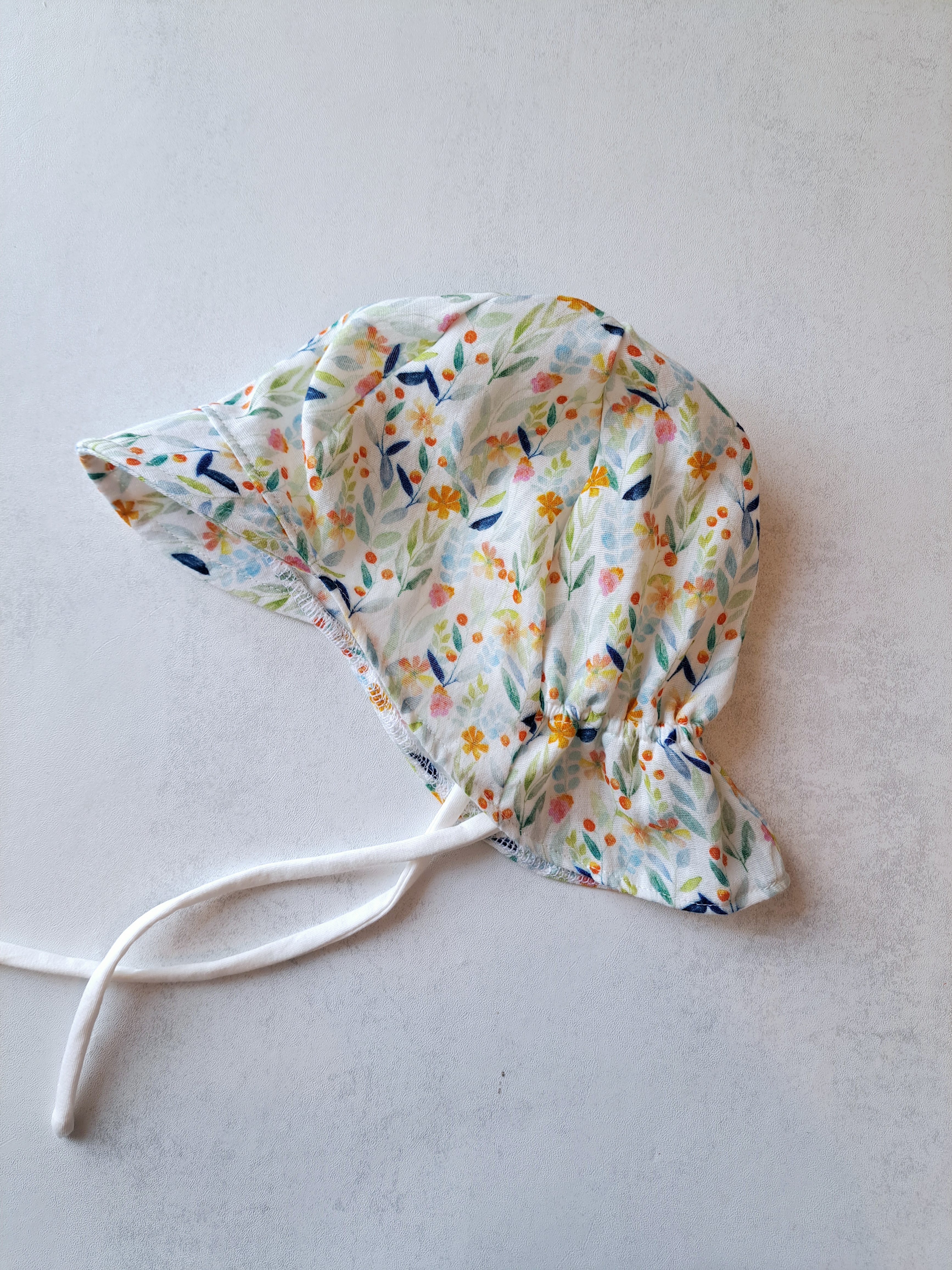 Muslino kepurė su snapeliu ir kaklo apsauga