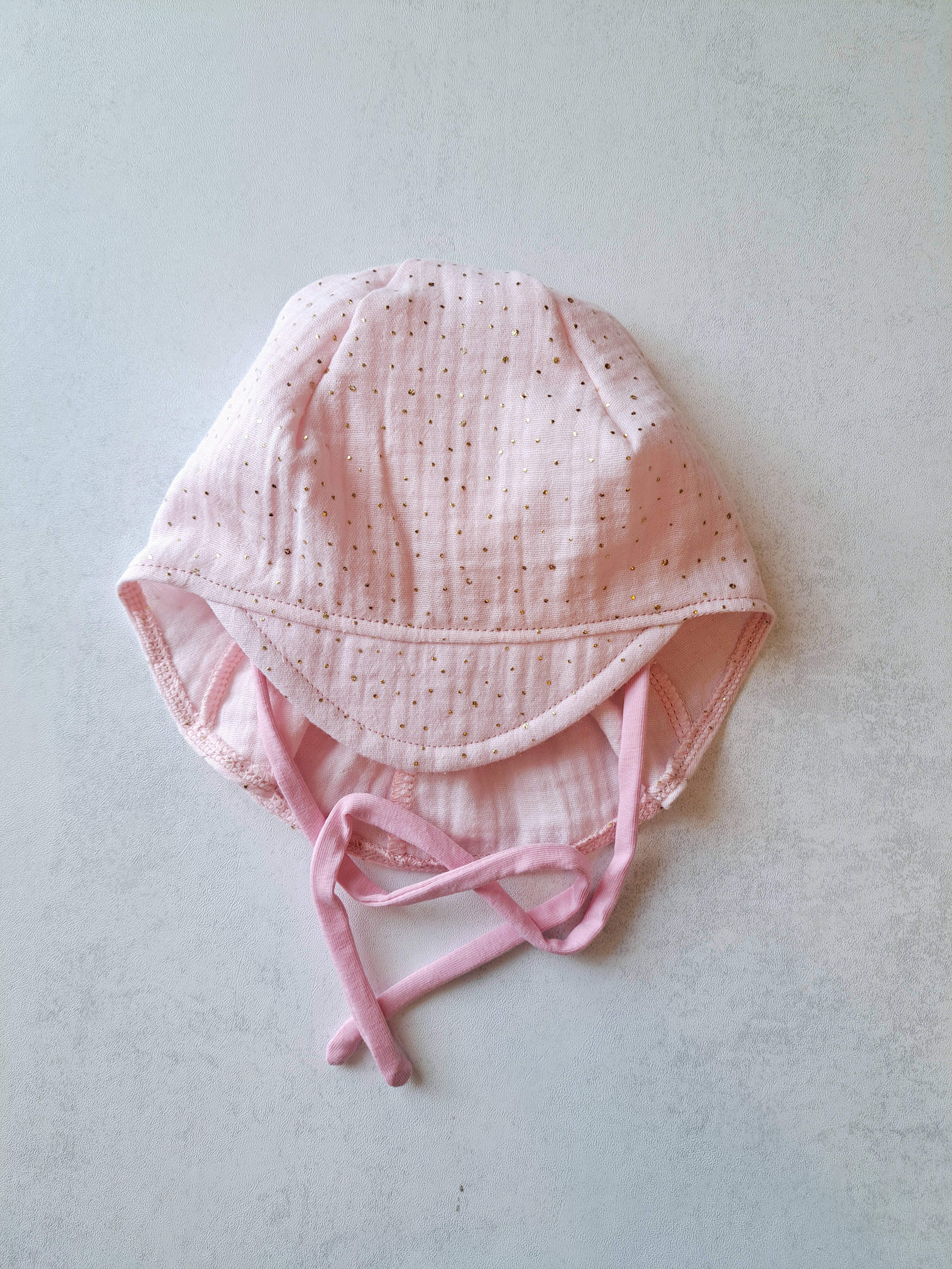 Muslino kepurė su snapeliu ir kaklo apsauga