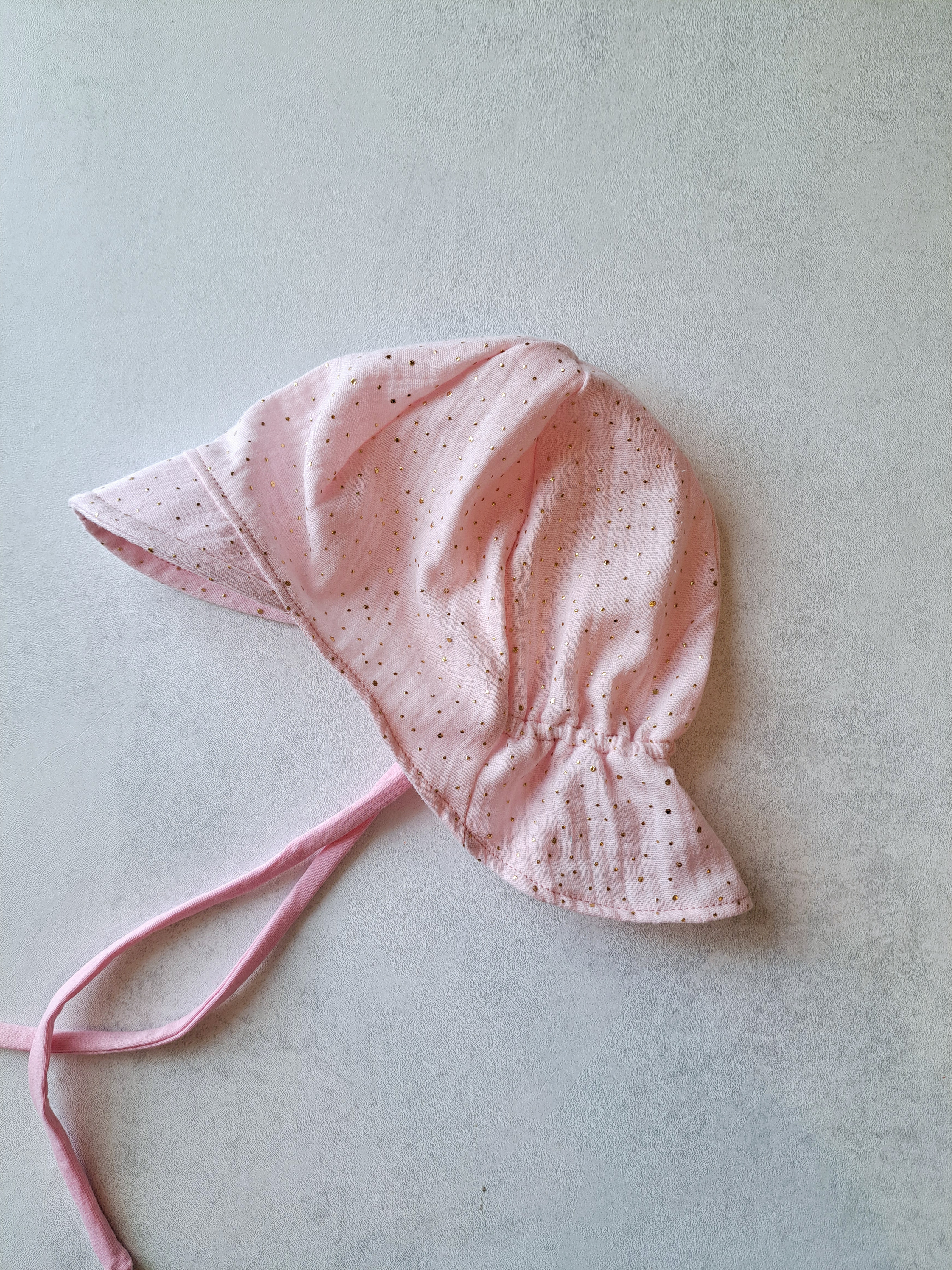 Muslino kepurė su snapeliu ir kaklo apsauga