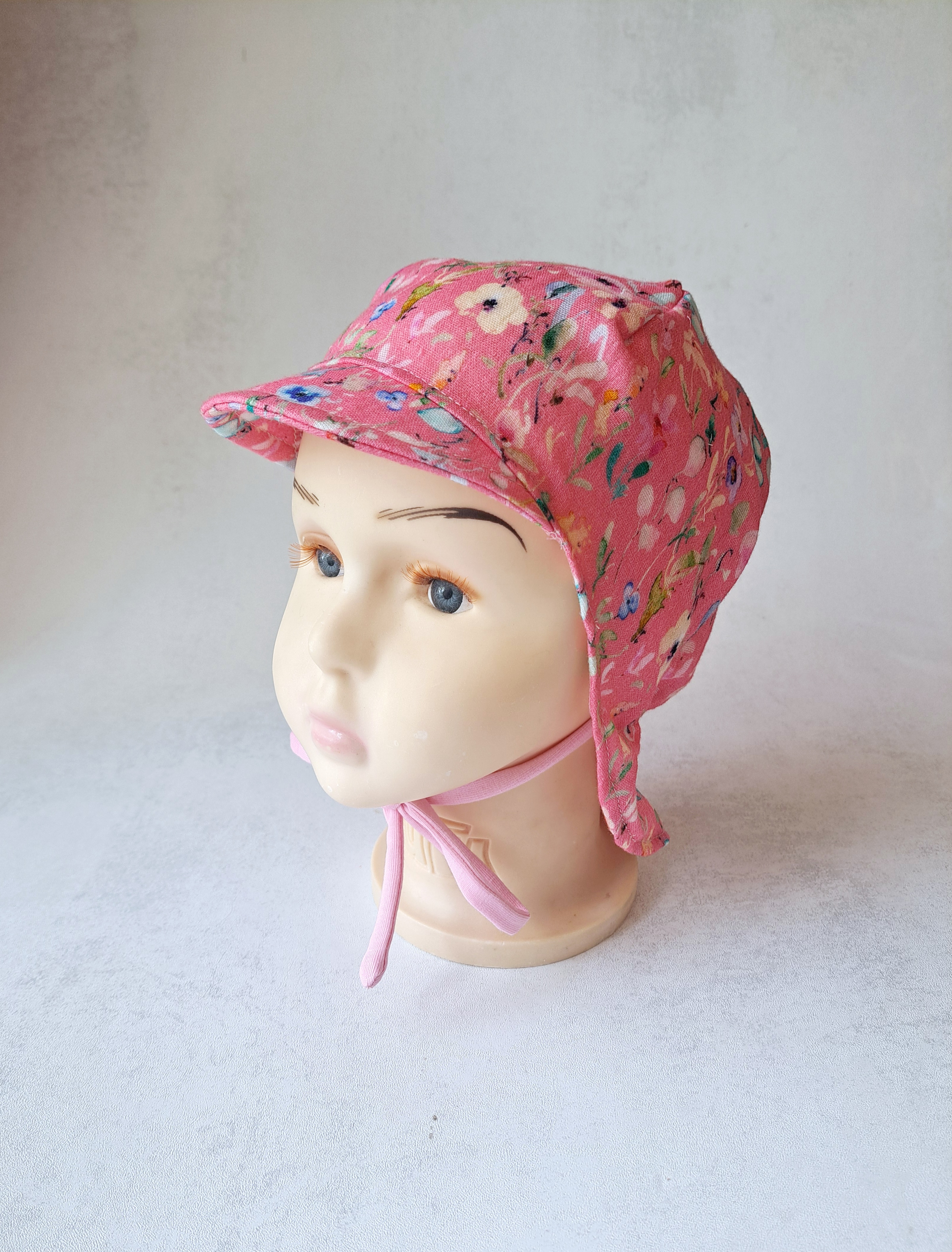 Muslino kepurė su snapeliu ir kaklo apsauga