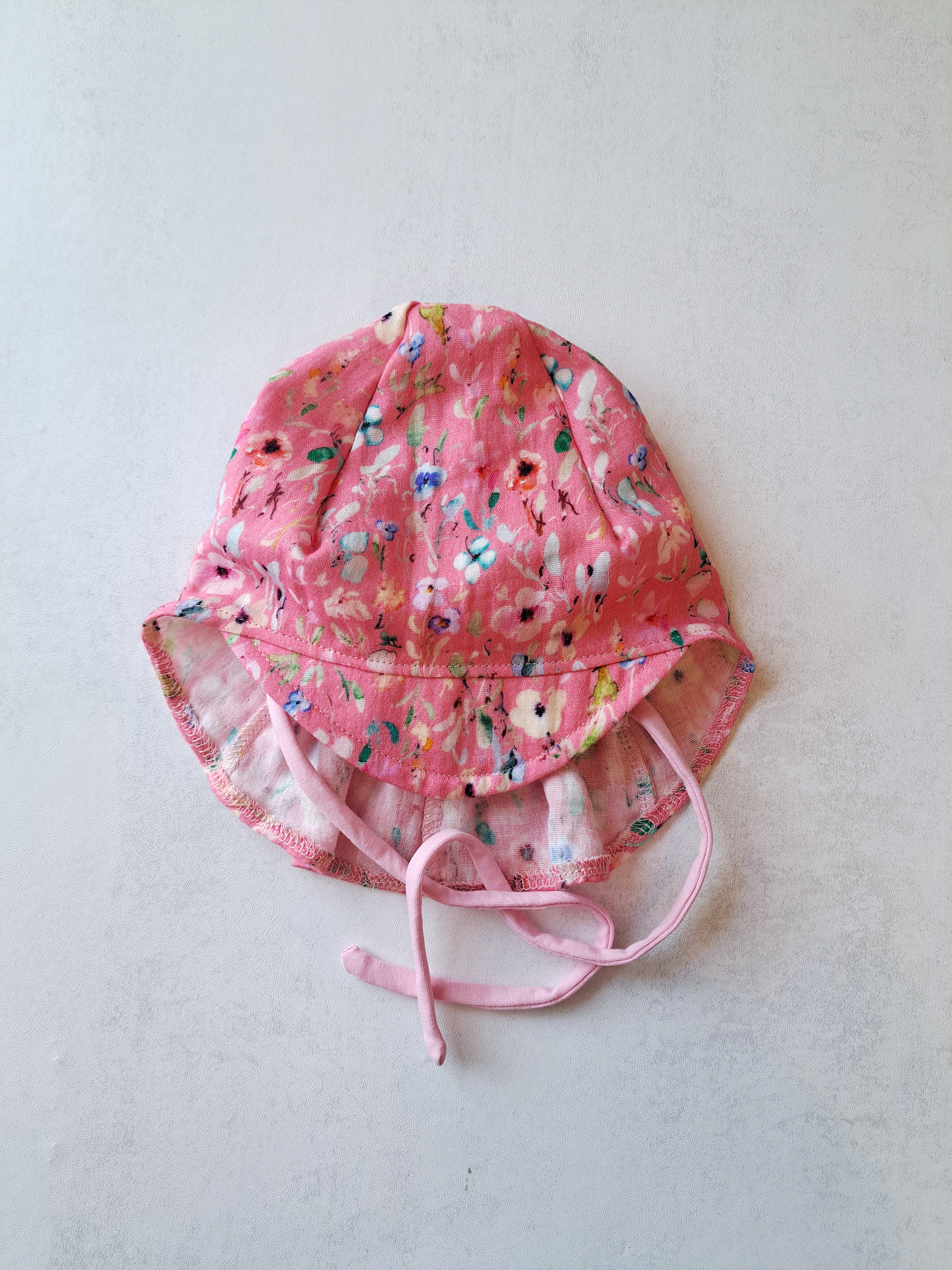 Muslino kepurė su snapeliu ir kaklo apsauga