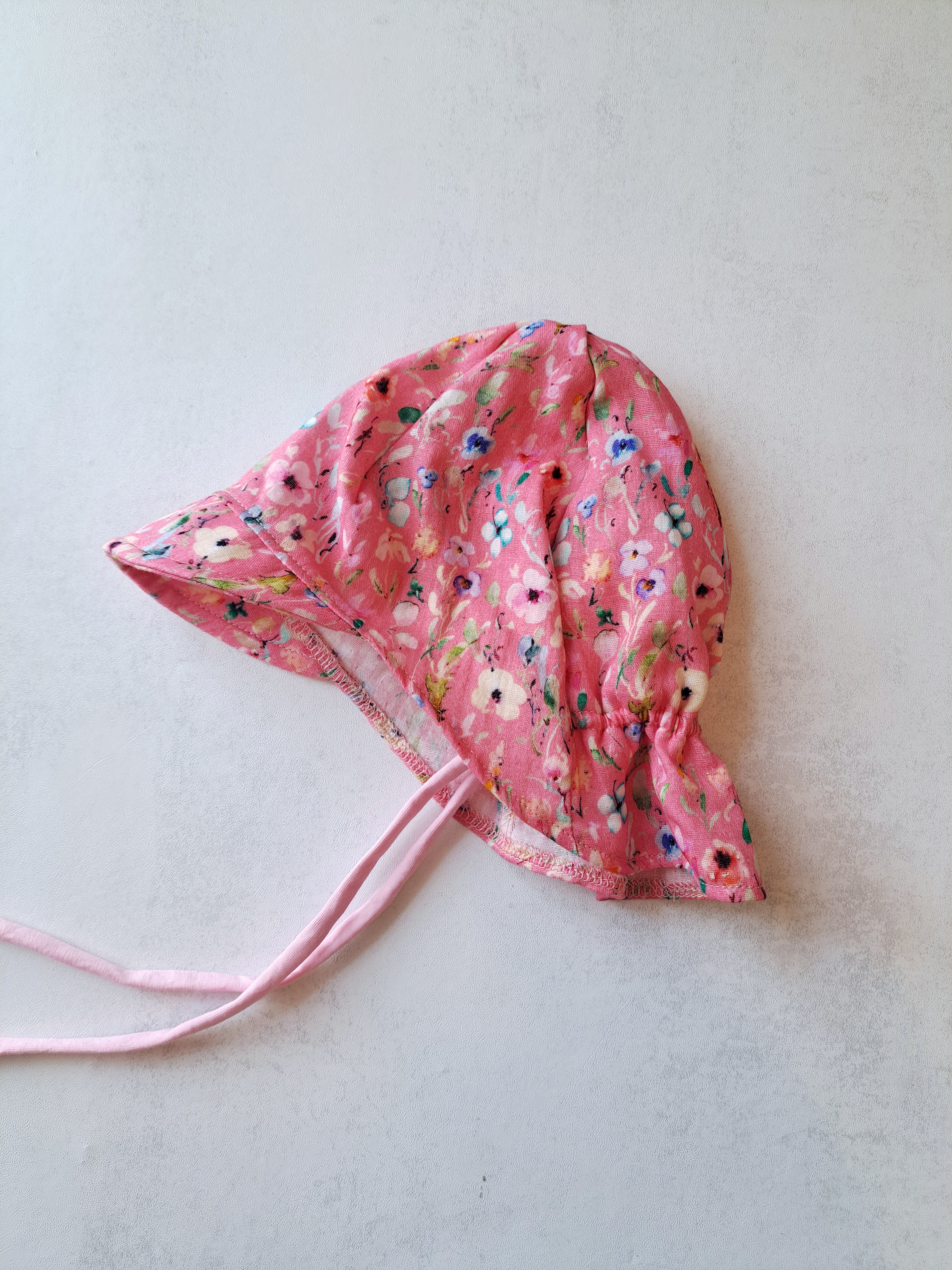 Muslino kepurė su snapeliu ir kaklo apsauga