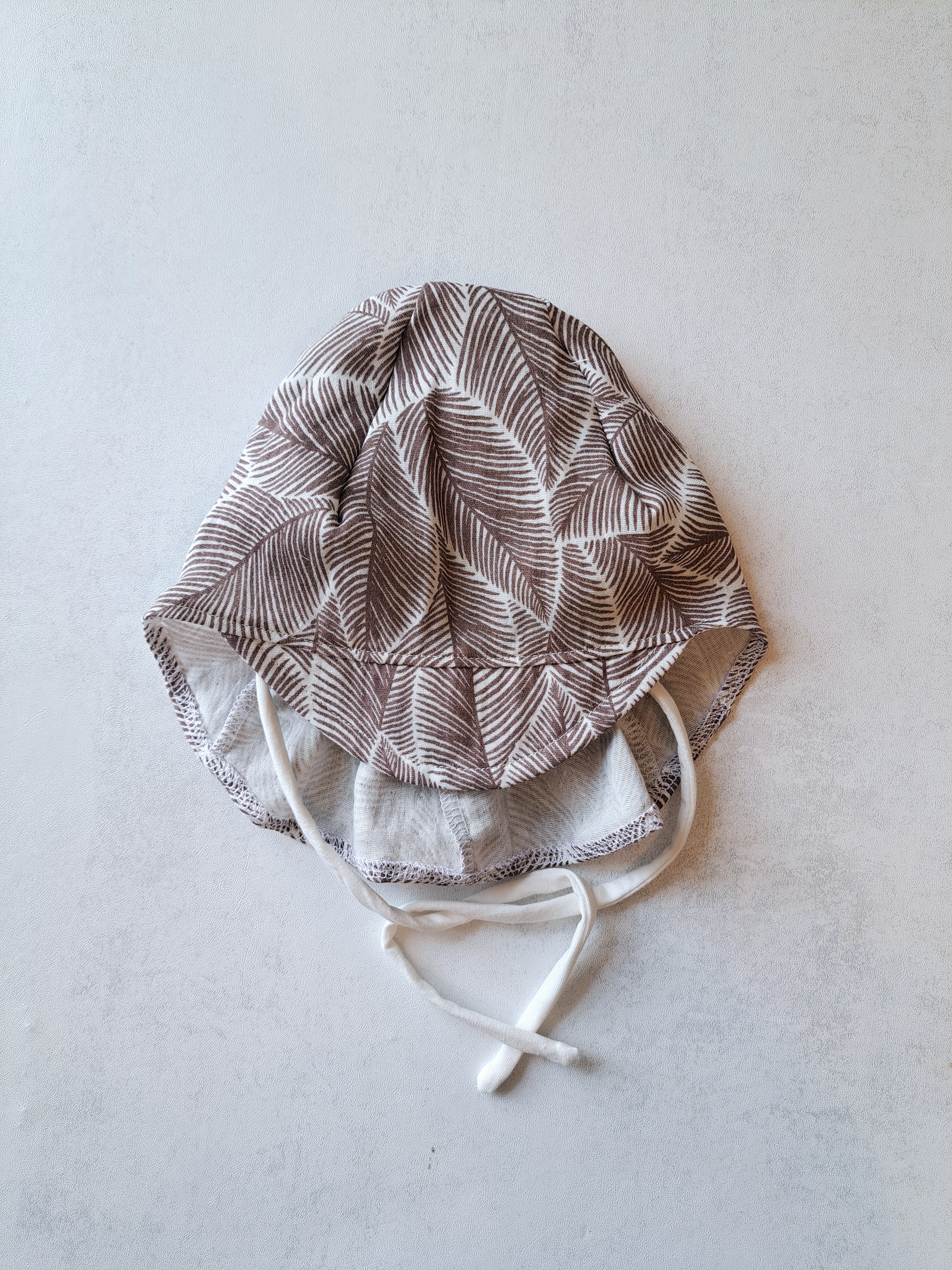 Muslino kepurė su snapeliu ir kaklo apsauga