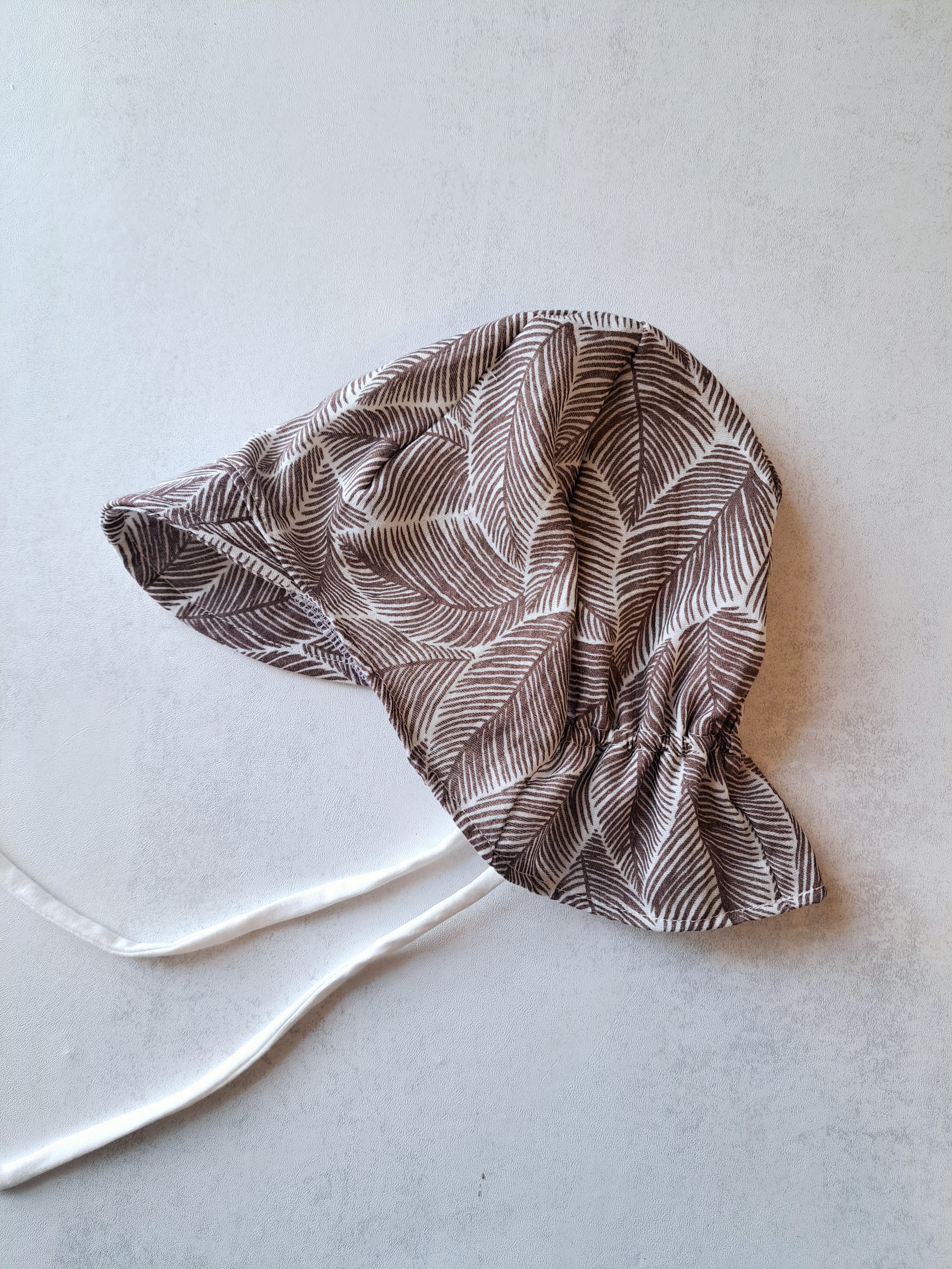 Muslino kepurė su snapeliu ir kaklo apsauga