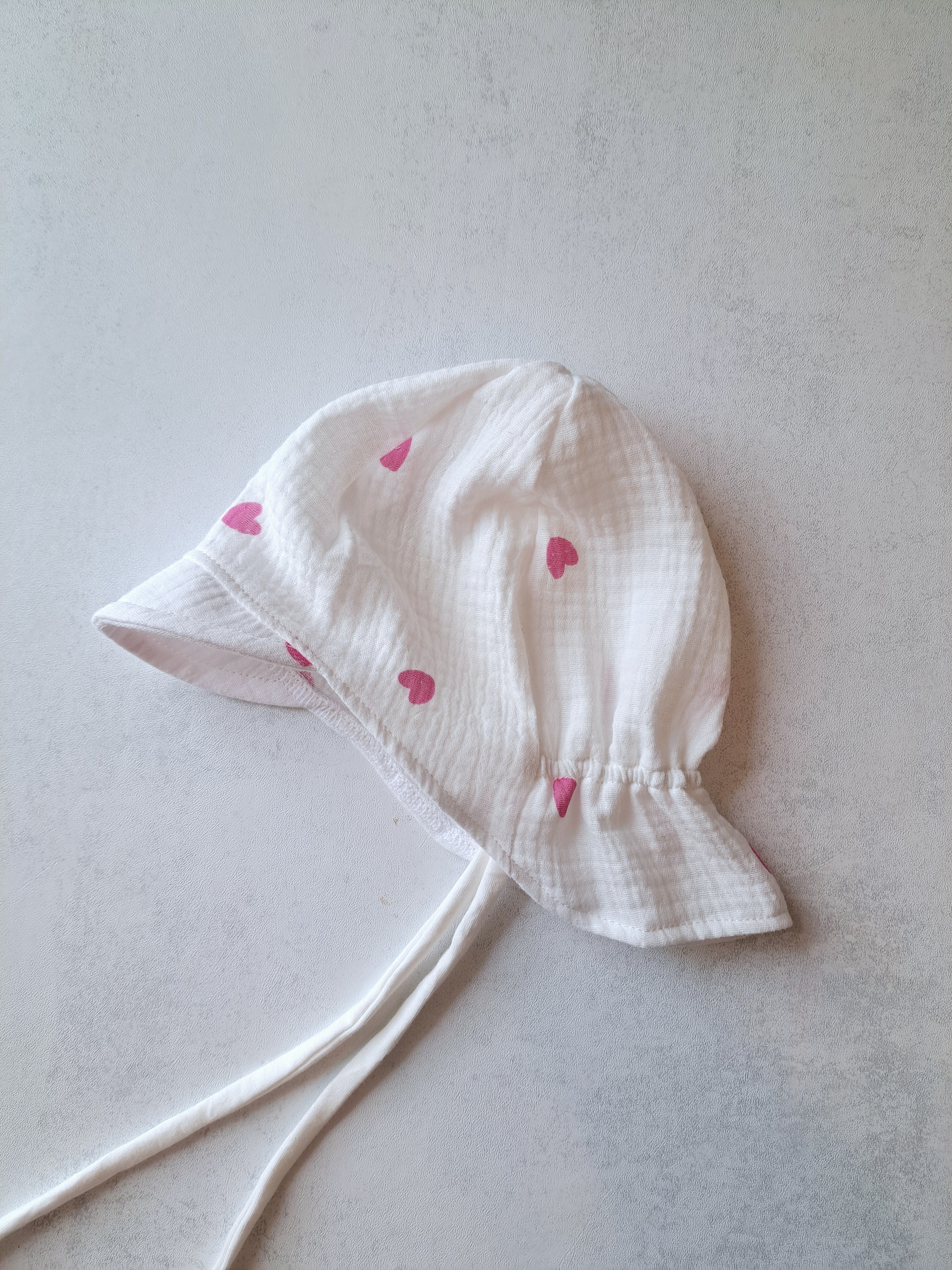 Muslino kepurė su snapeliu ir kaklo apsauga