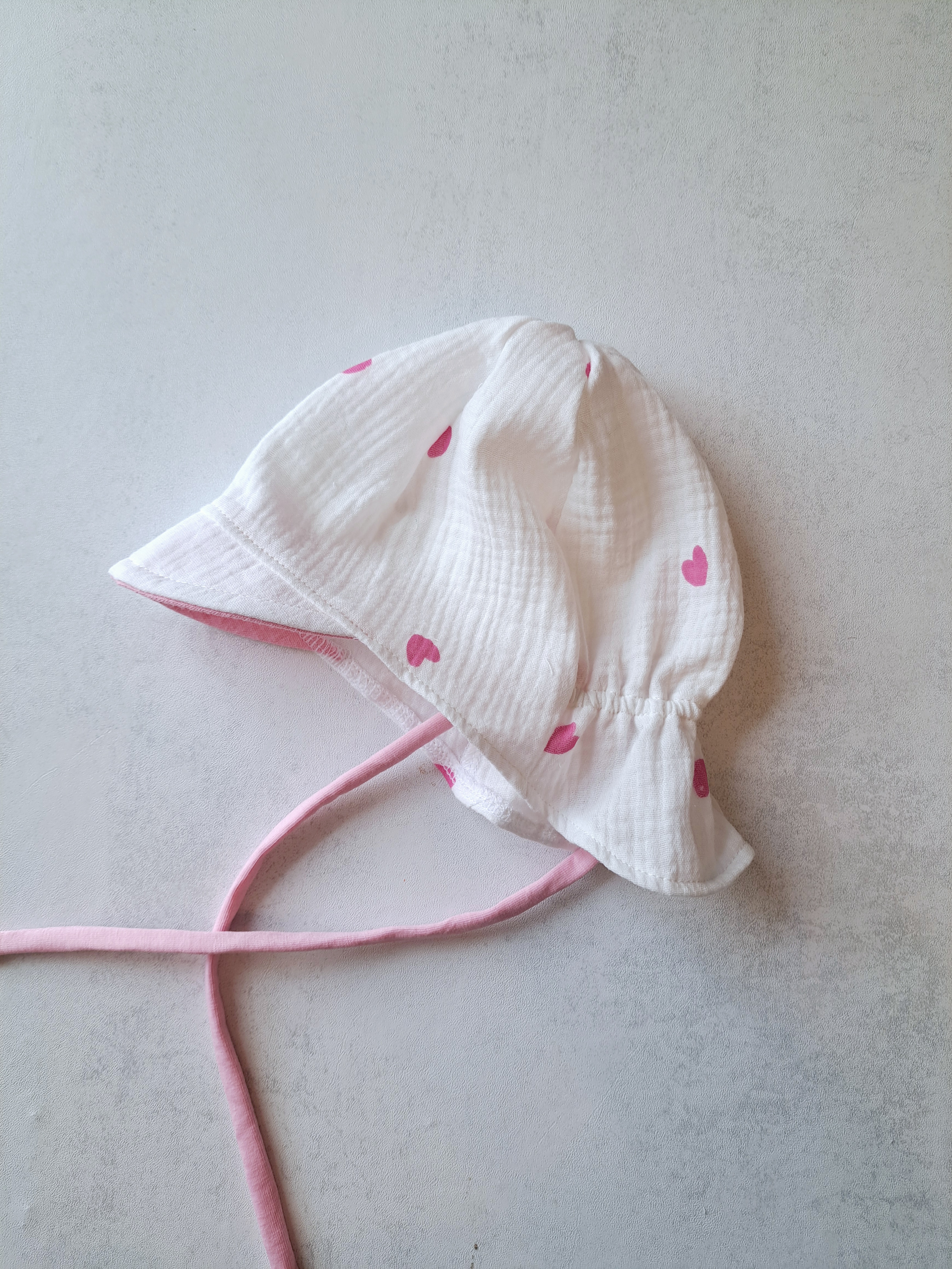 Muslino kepurė su snapeliu ir kaklo apsauga