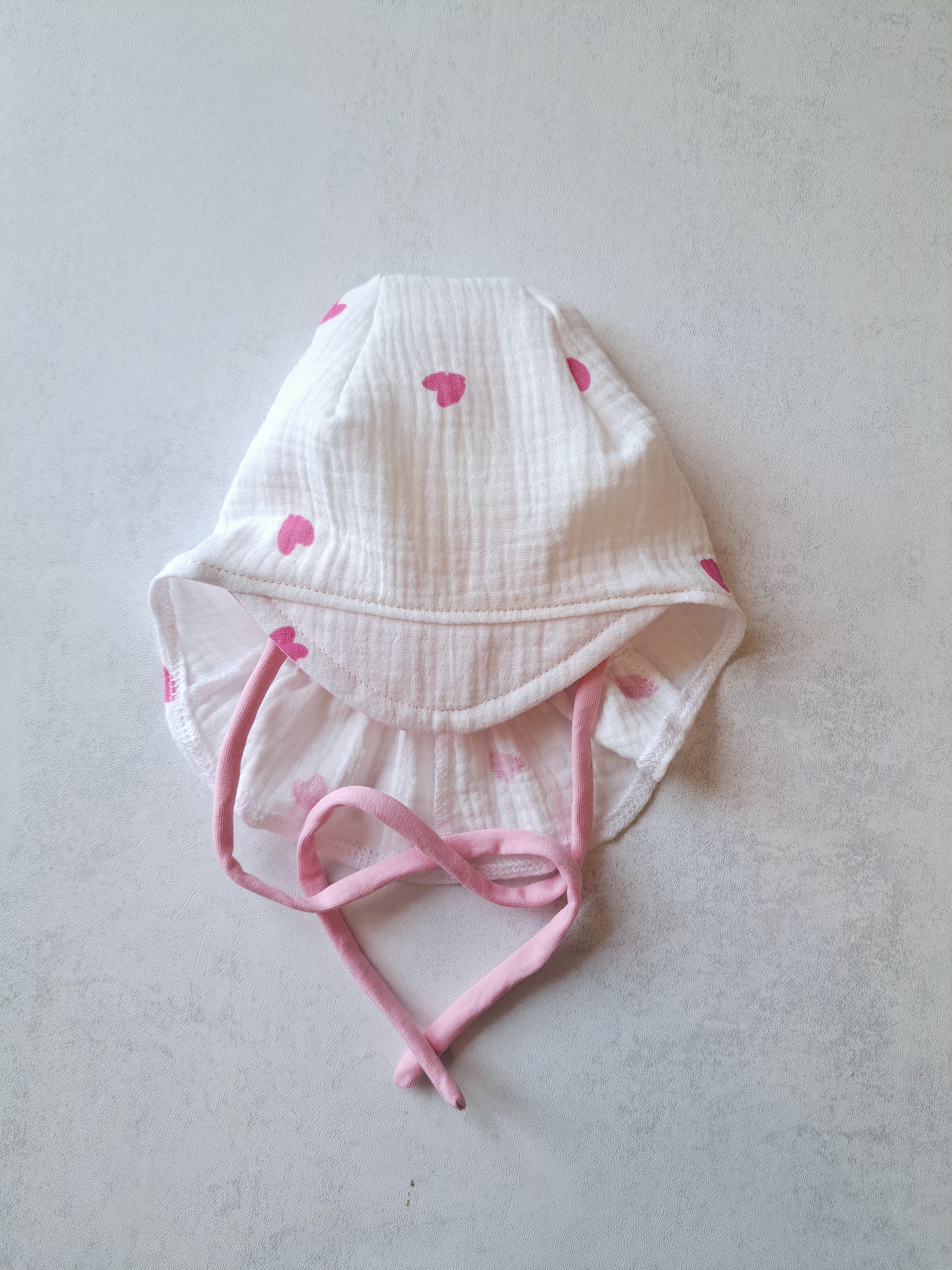 Muslino kepurė su snapeliu ir kaklo apsauga