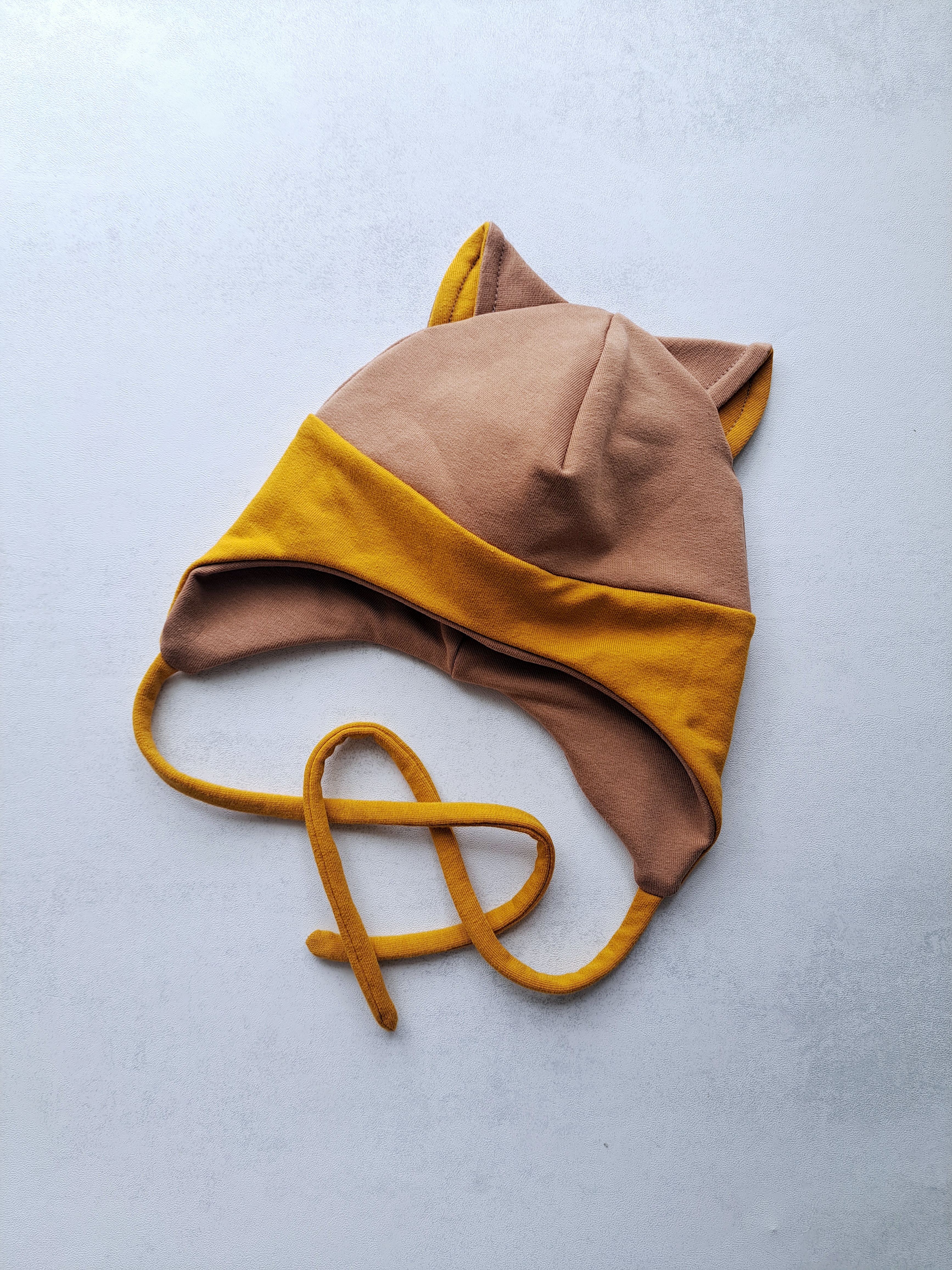 (42d) Rudeninė kepurė su raišteliais