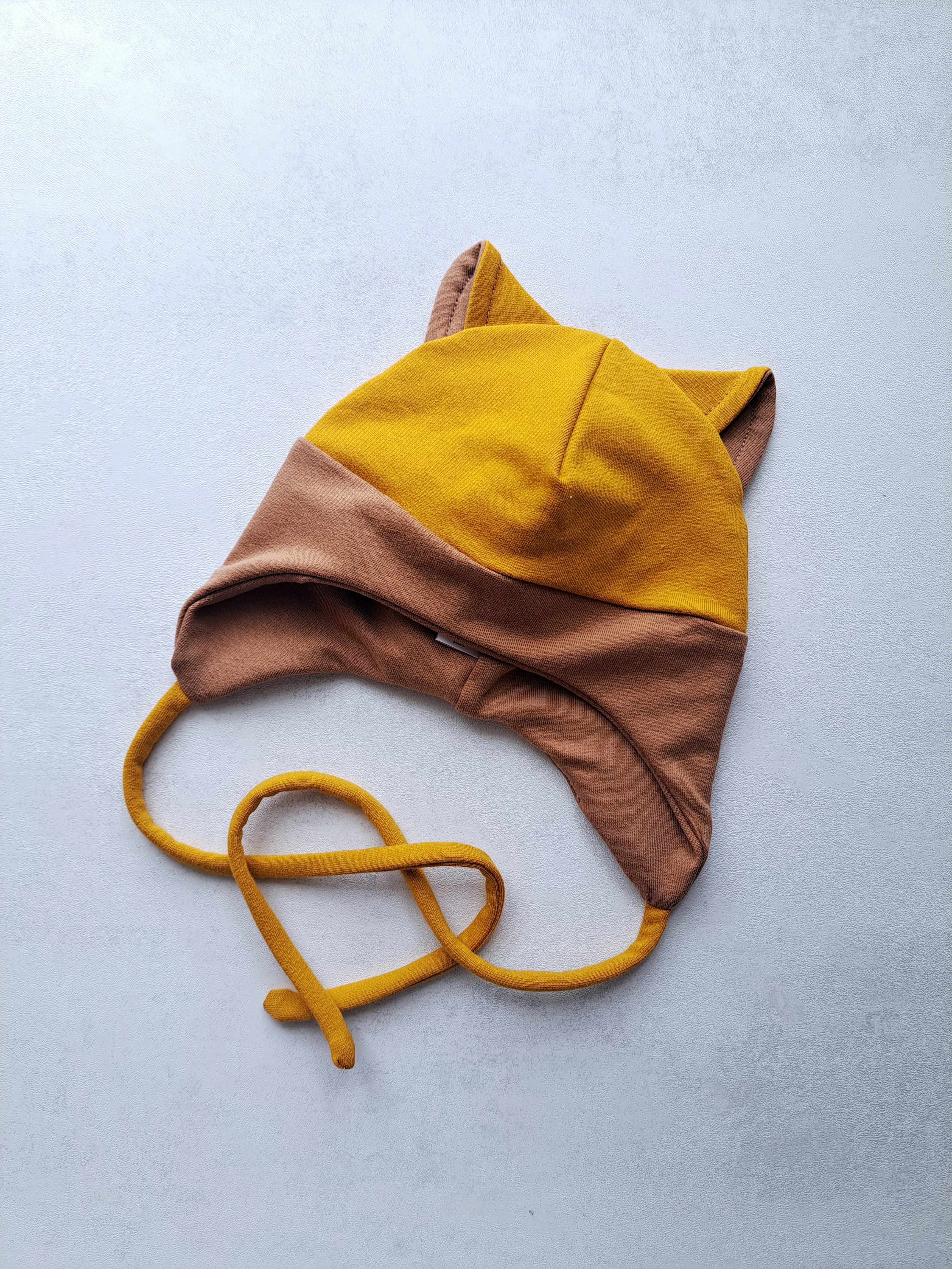 (40d, 42d) Rudeninė kepurė su raišteliais