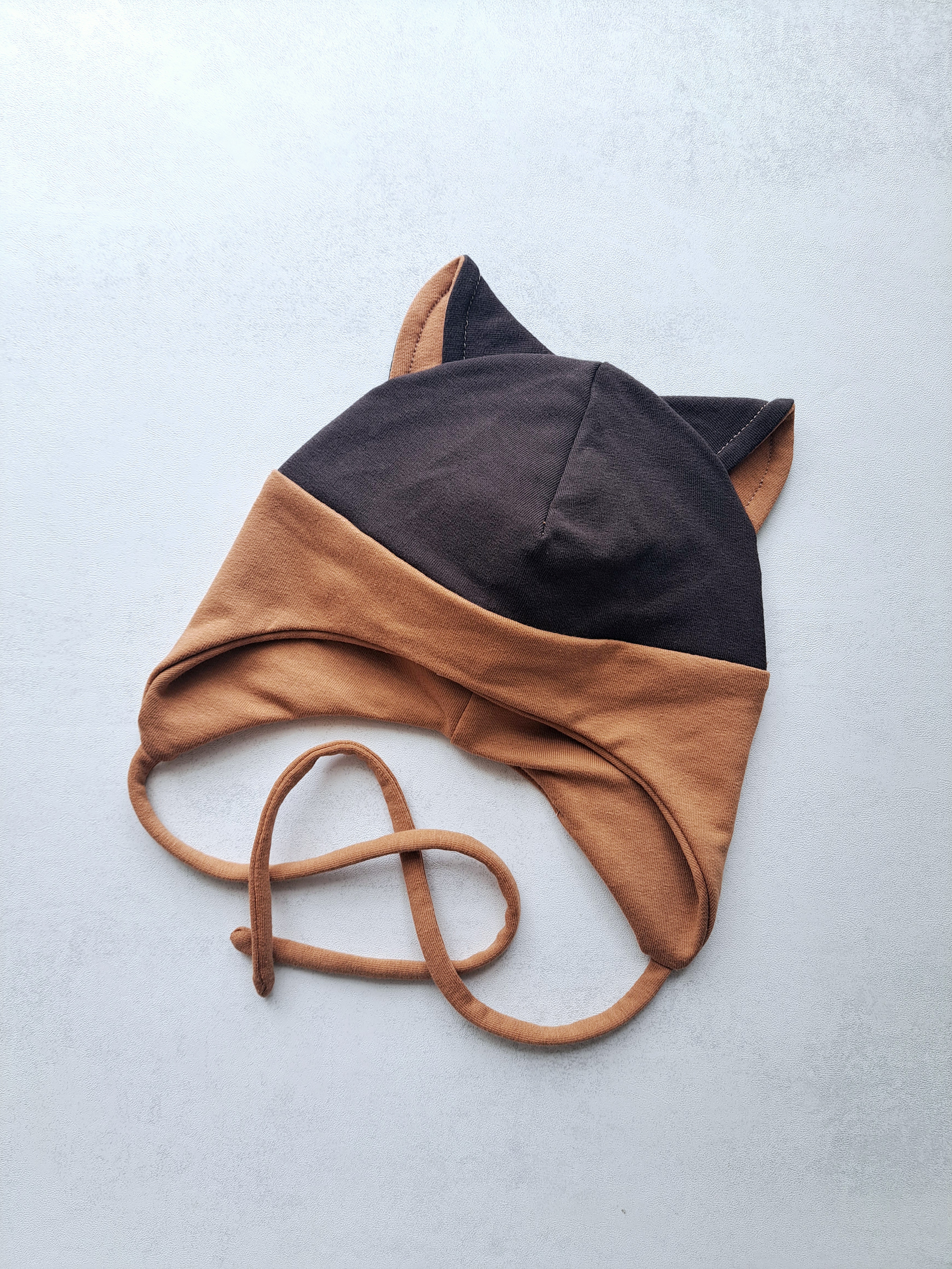 (44d) Rudeninė kepurė su raišteliais