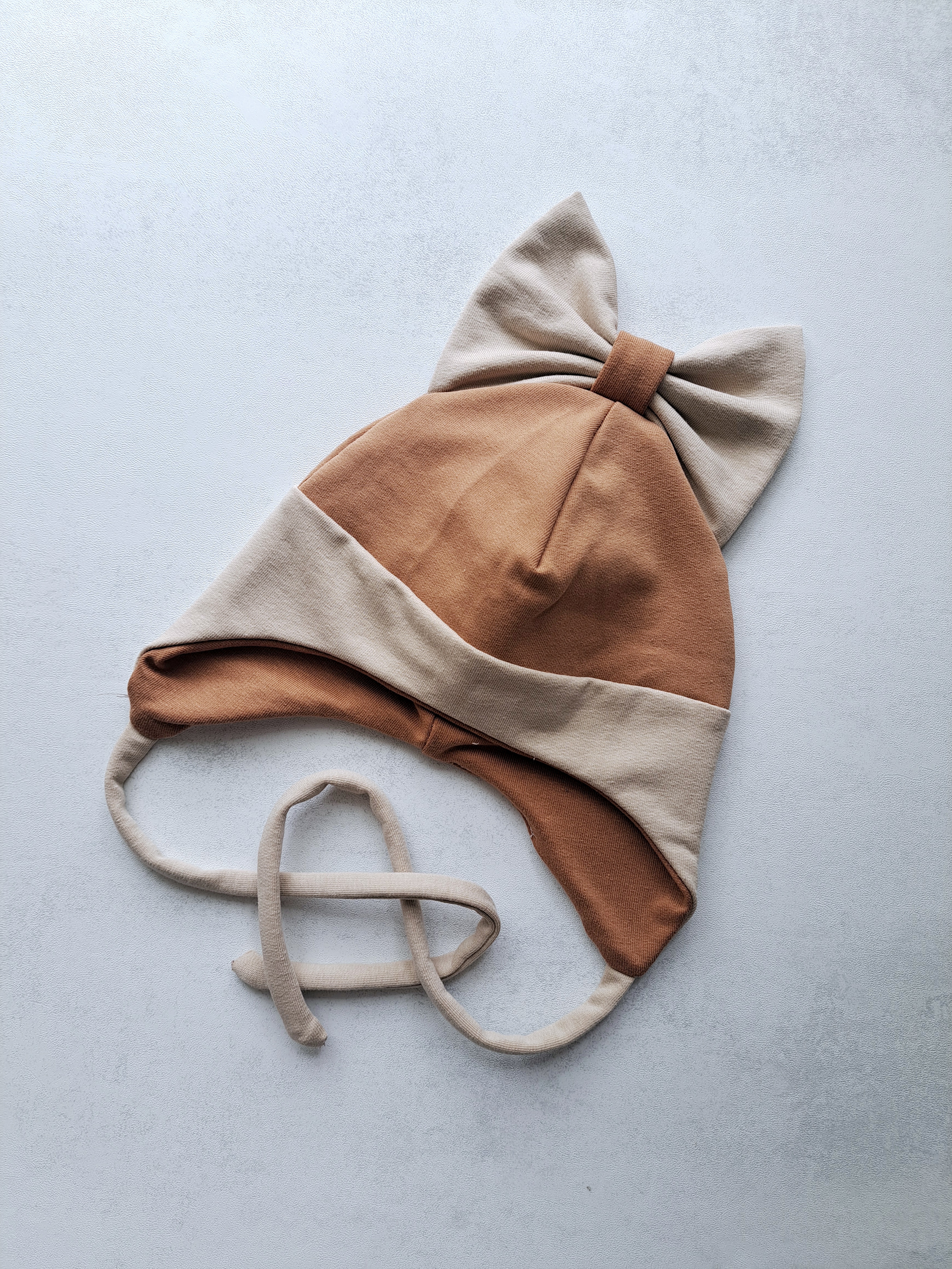 (42d) Rudeninė kepurė su raišteliais