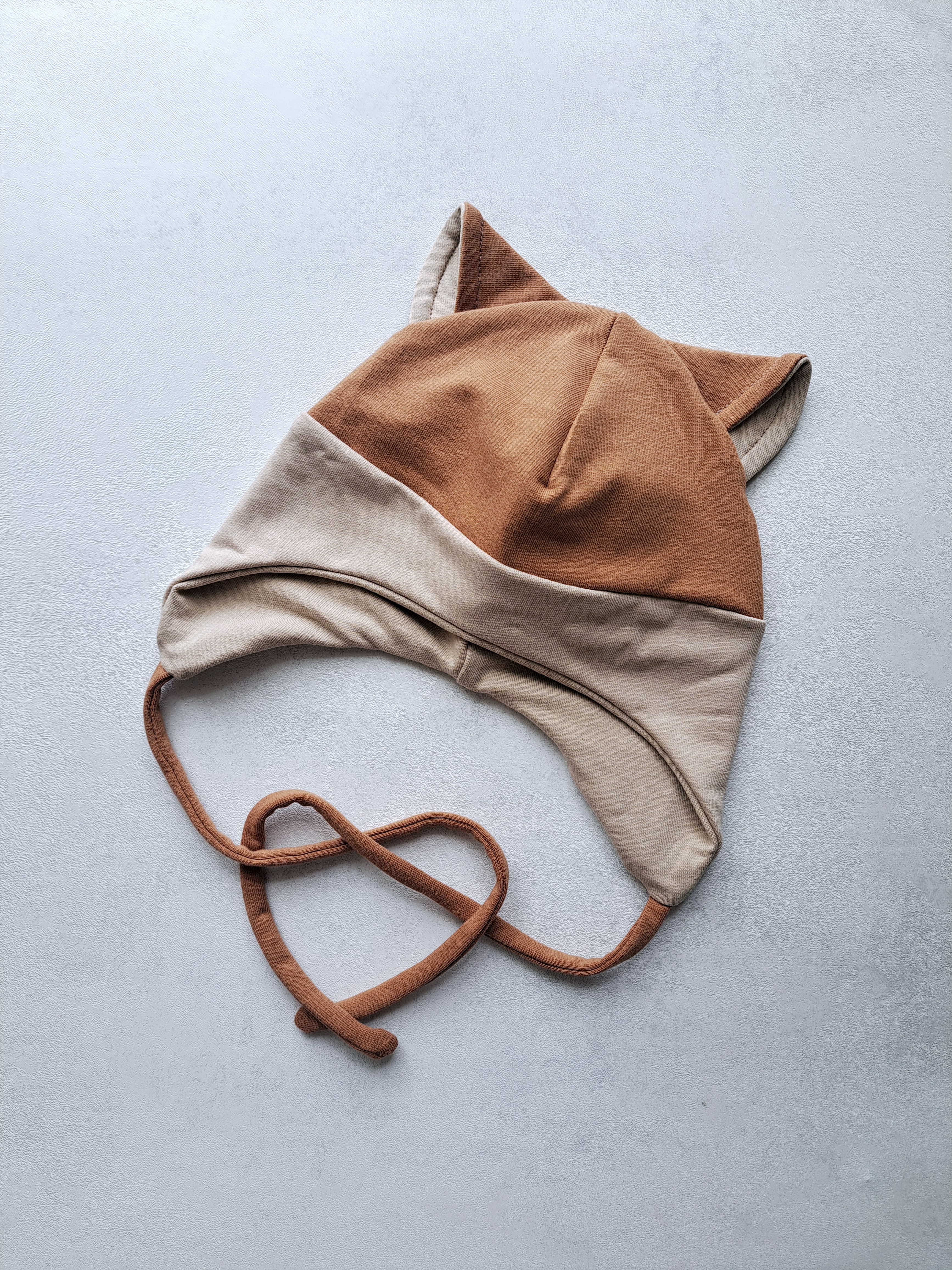 (44d) Rudeninė kepurė su raišteliais